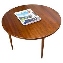 Petite table basse danoise du milieu du siècle