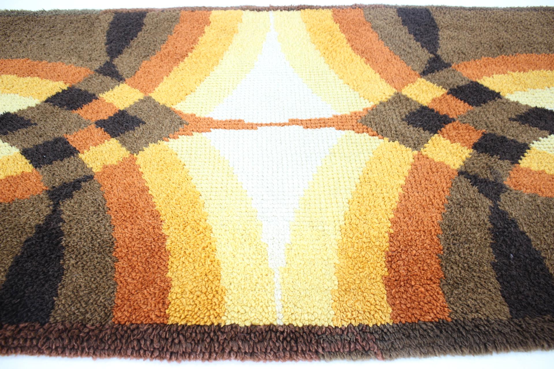 Scandinavian Modern Small Danish Midcentury Wool Carpet / Rug, 1970s For Sale