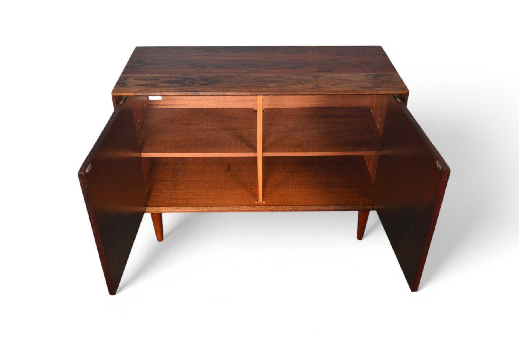 Mid-Century moderno Piccola credenza moderna danese in palissandro in vendita