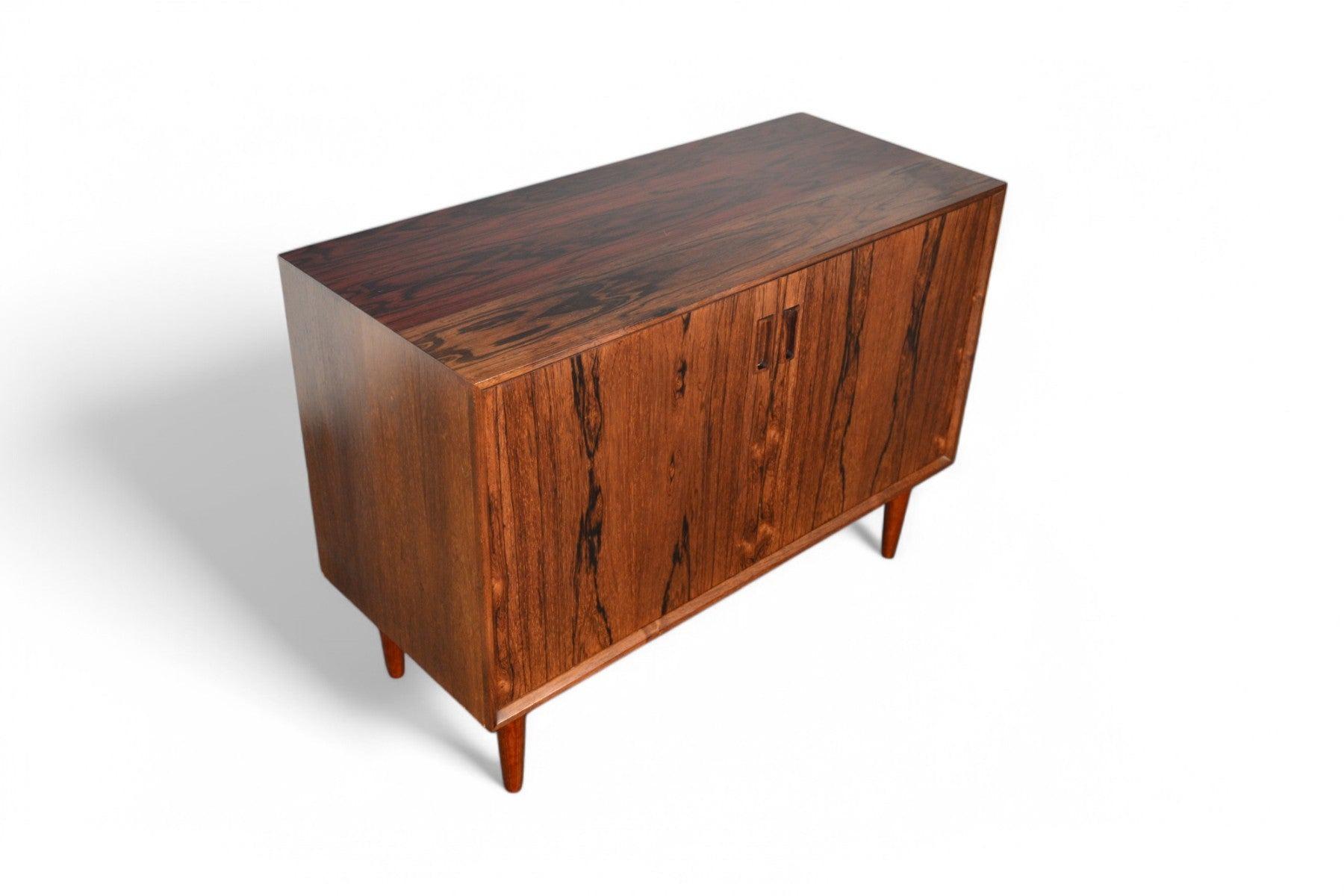 Piccola credenza moderna danese in palissandro In condizioni buone in vendita a Berkeley, CA
