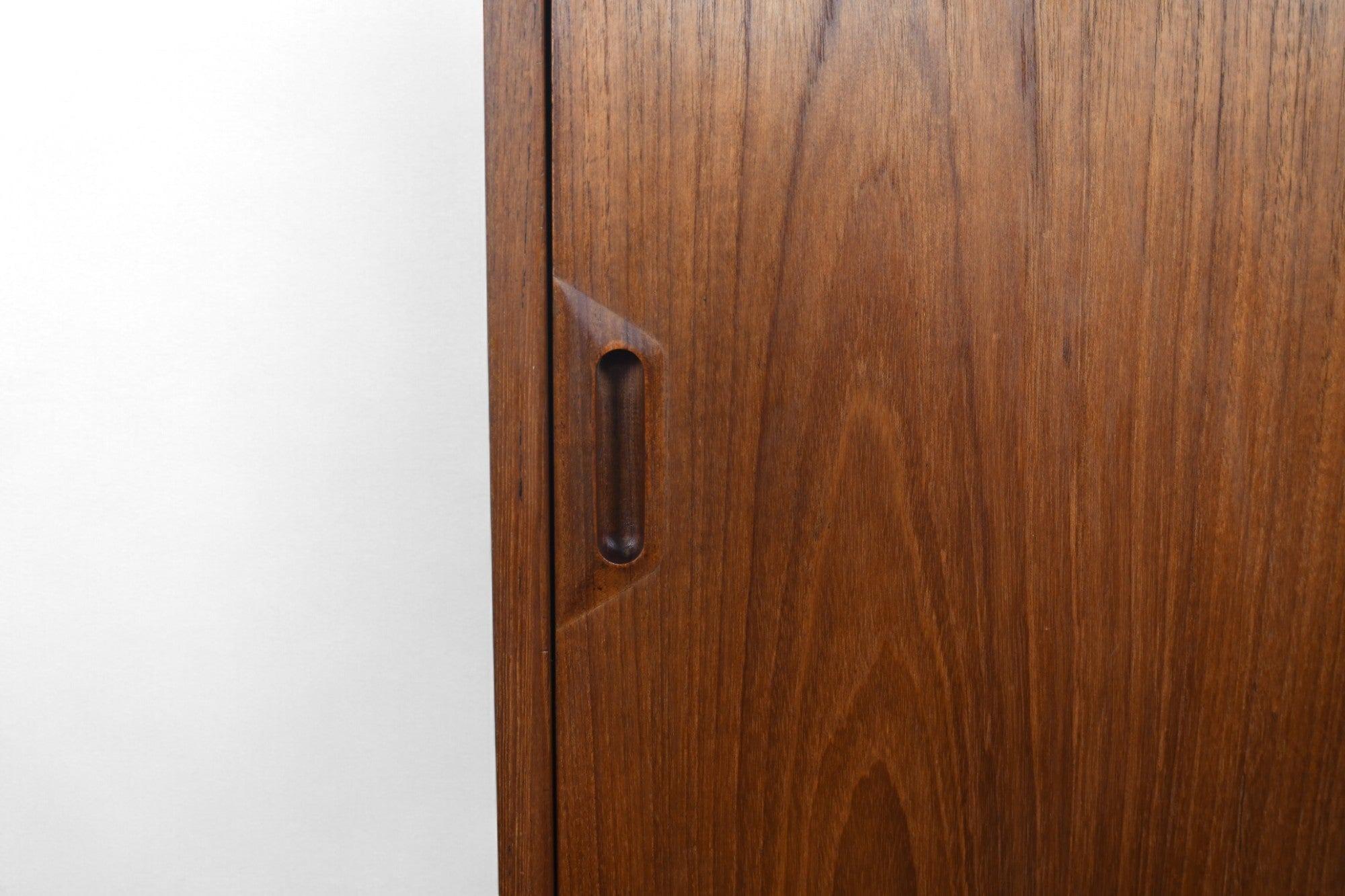 Herkunft: Dänemark
Designer:  Sven Ellekaer
Hersteller: Albert Hansen
Epoche: 1960er Jahre
MATERIALIEN: Teak, Buche
Abmessungen: 39,25″ breit x 15,5″ tief x 28,5″ hoch