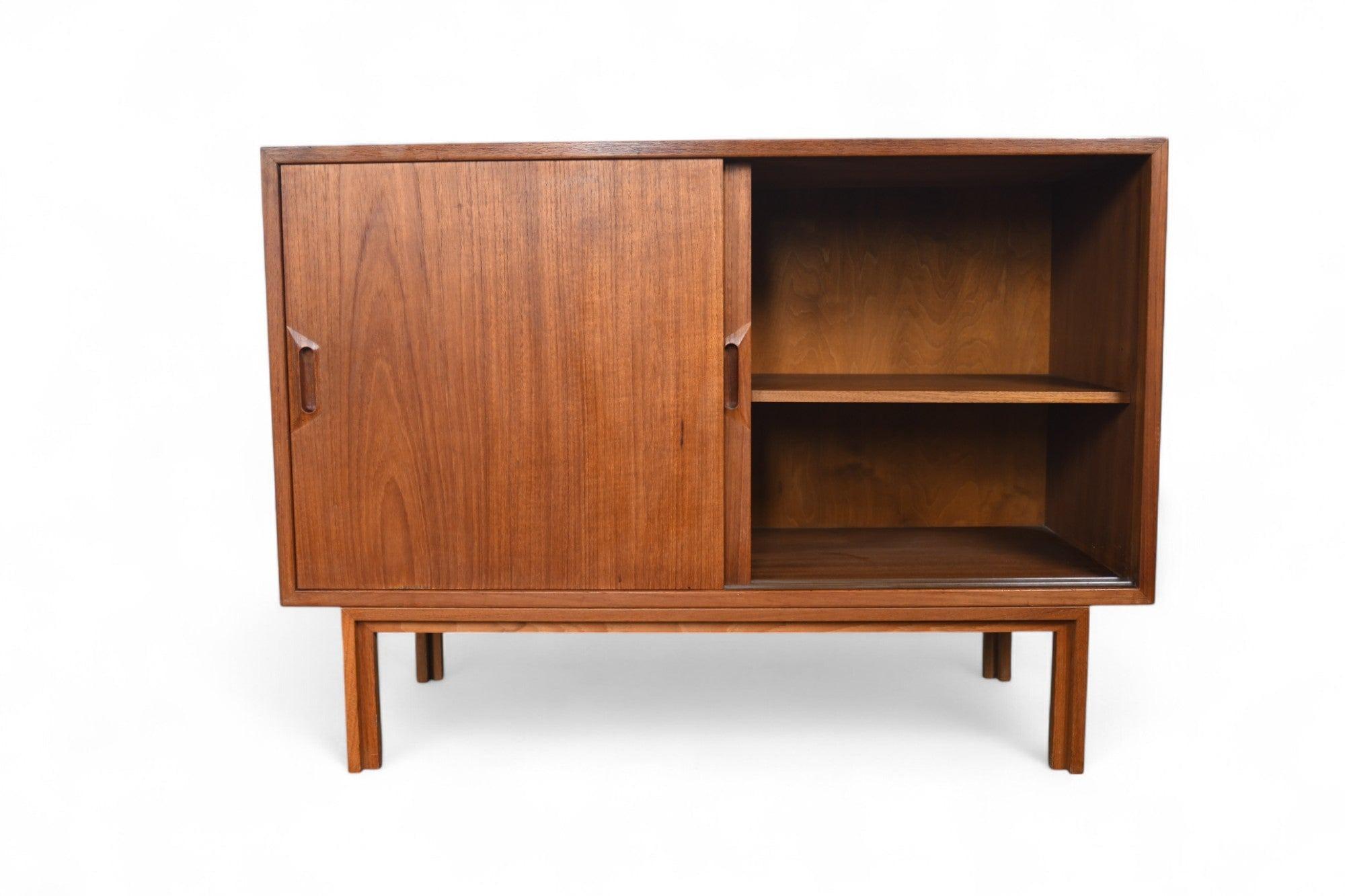 Kleine dänische moderne Teakholz-Credenza von Sven Ellekaer (Moderne der Mitte des Jahrhunderts) im Angebot