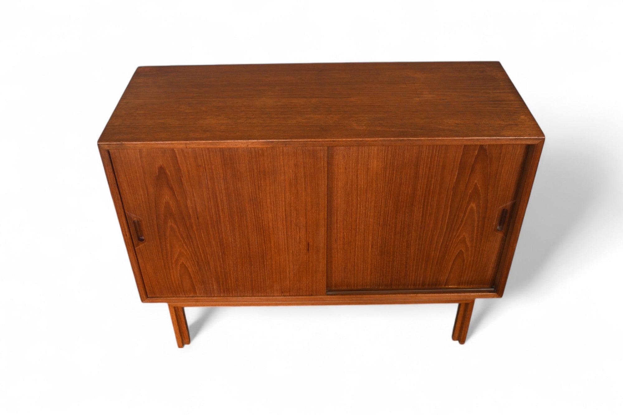 Kleine dänische moderne Teakholz-Credenza von Sven Ellekaer (Dänisch) im Angebot