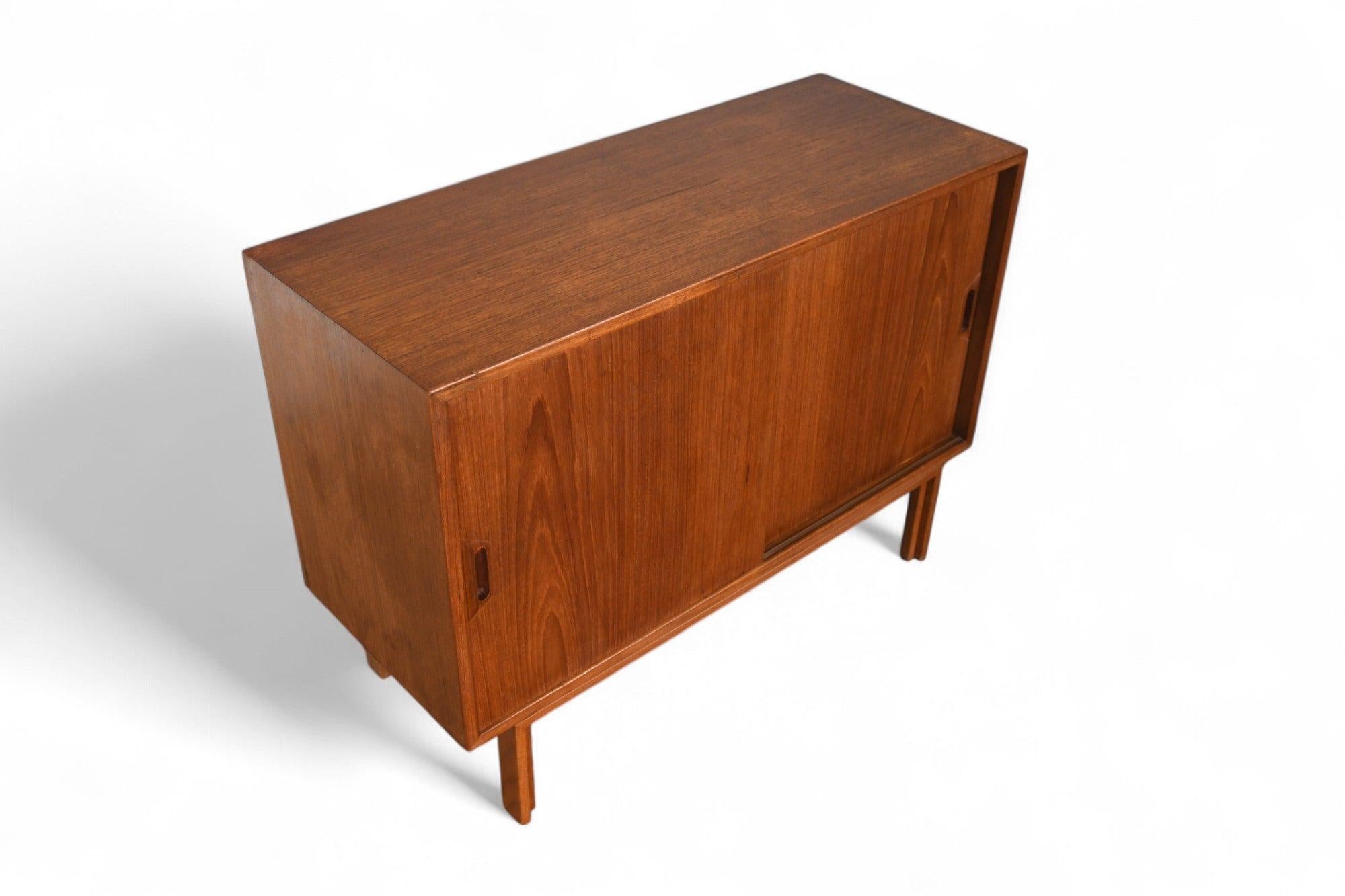 Kleine dänische moderne Teakholz-Credenza von Sven Ellekaer im Zustand „Gut“ im Angebot in Berkeley, CA
