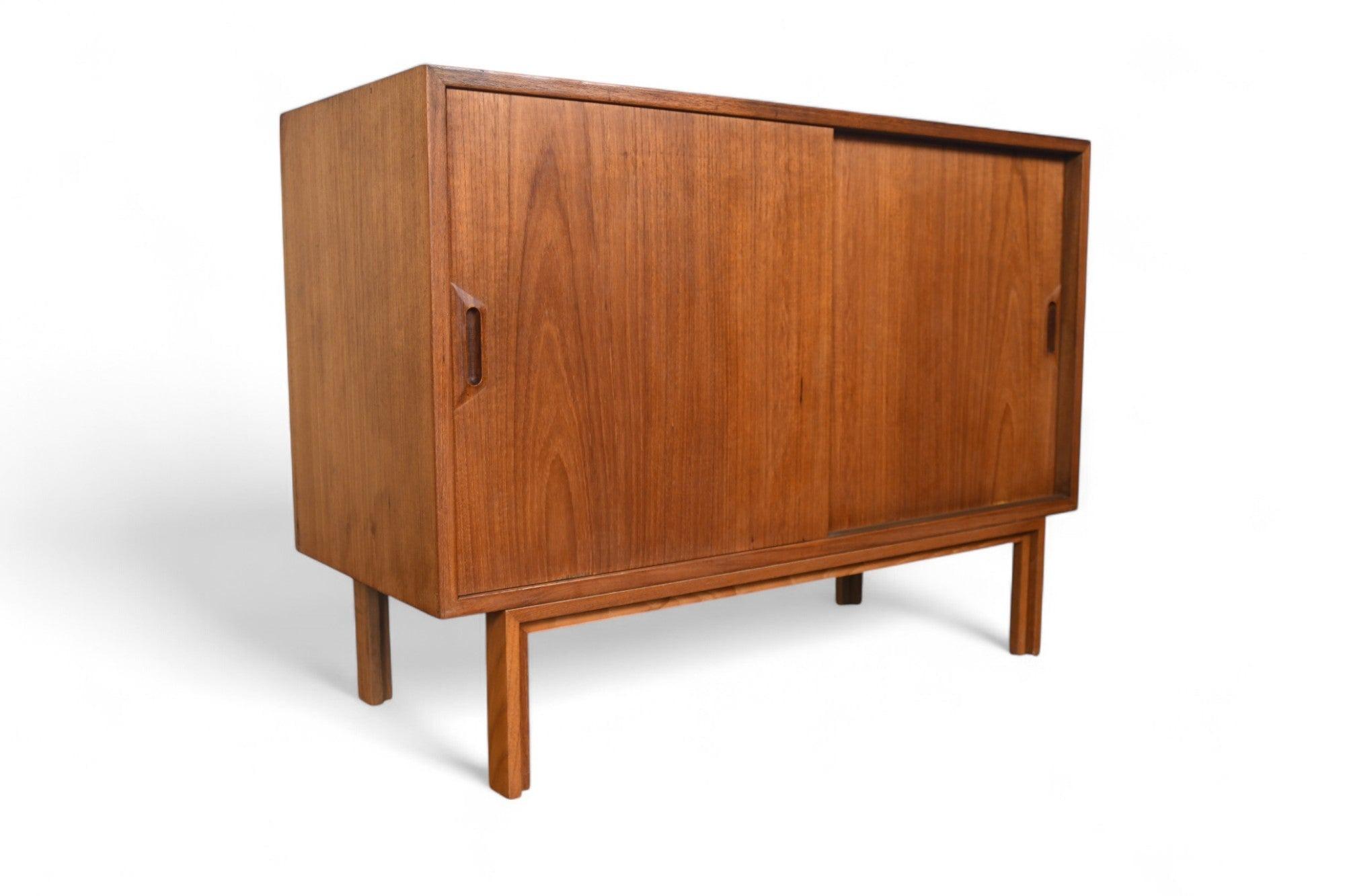 Kleine dänische moderne Teakholz-Credenza von Sven Ellekaer (20. Jahrhundert) im Angebot