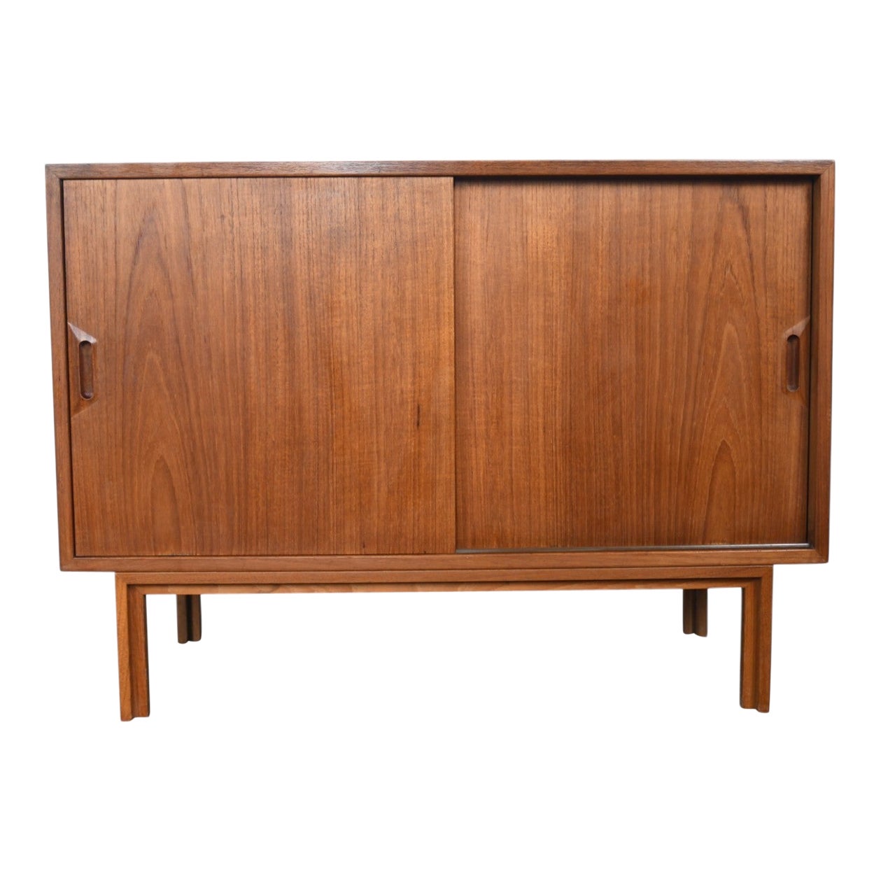 Kleine dänische moderne Teakholz-Credenza von Sven Ellekaer