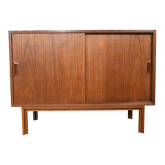 Kleine dänische moderne Teakholz-Credenza von Sven Ellekaer