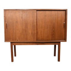 Kleine dänische moderne Teakholz-Credenza / Plattenschrank von Sven Ellekaer