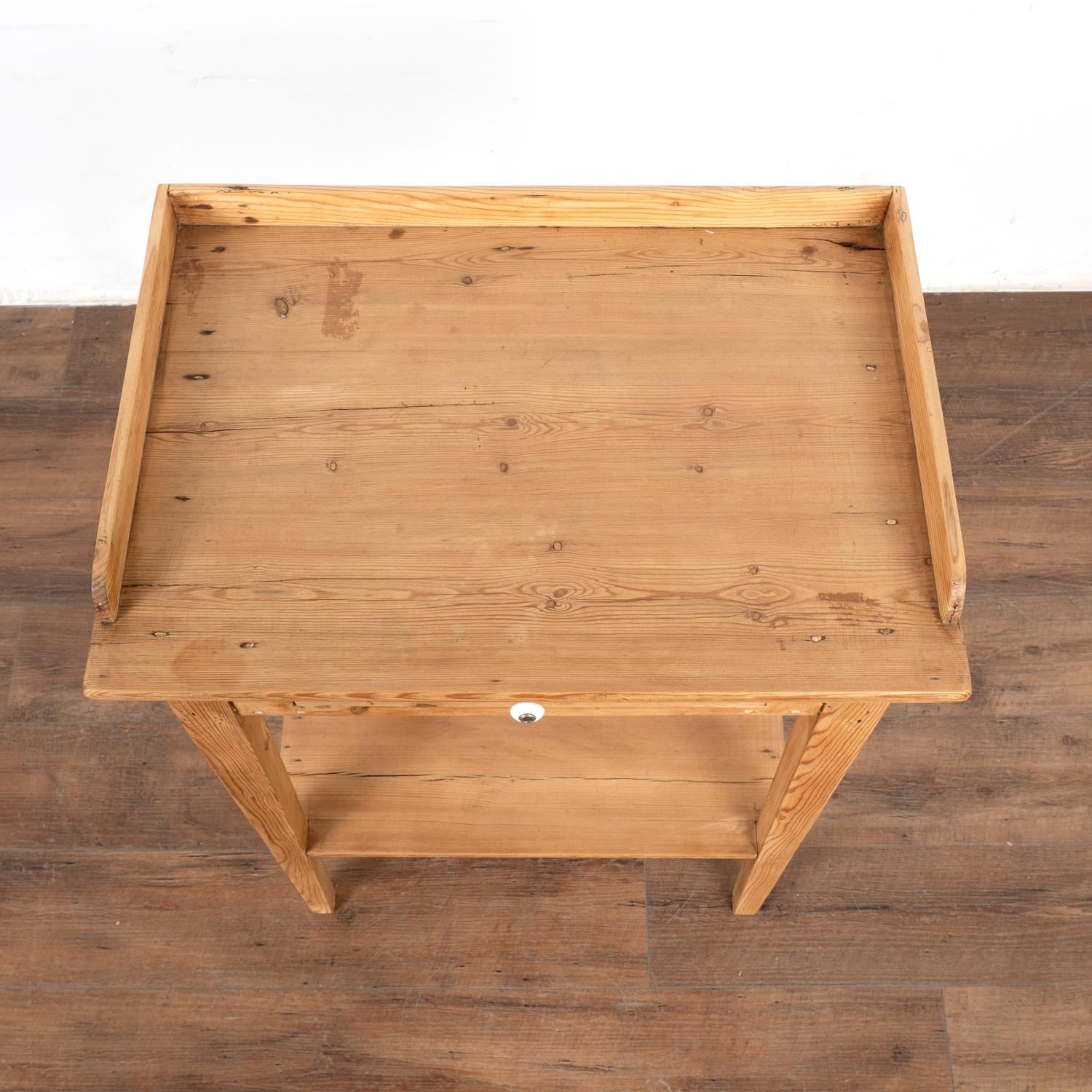 Petite table d'appoint danoise en pin avec tiroir, vers 1900 Bon état - En vente à Round Top, TX