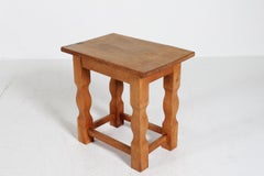Pequeña mesa auxiliar danesa de roble macizo en estilo Brutalista Henning  Estilo Kjærnulf años 1950