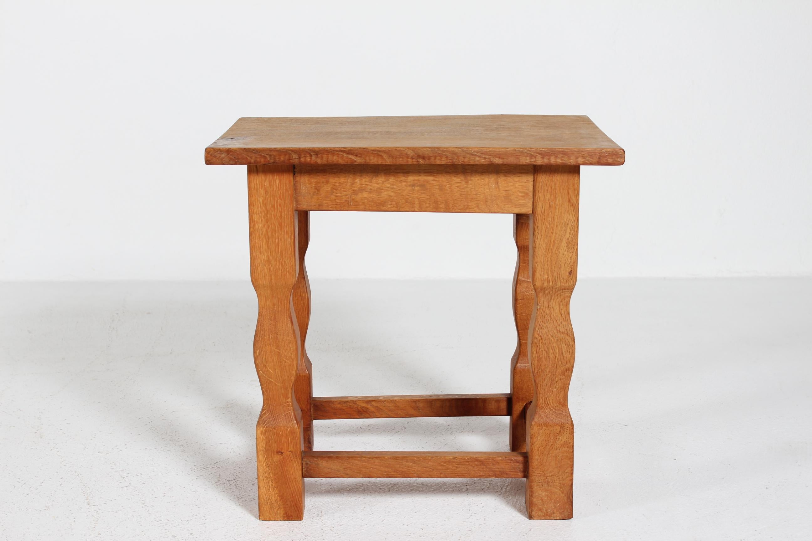 Pequeña mesa auxiliar danesa de roble macizo en estilo Brutalista Henning  Estilo Kjærnulf años 1950 Moderno de mediados de siglo en venta