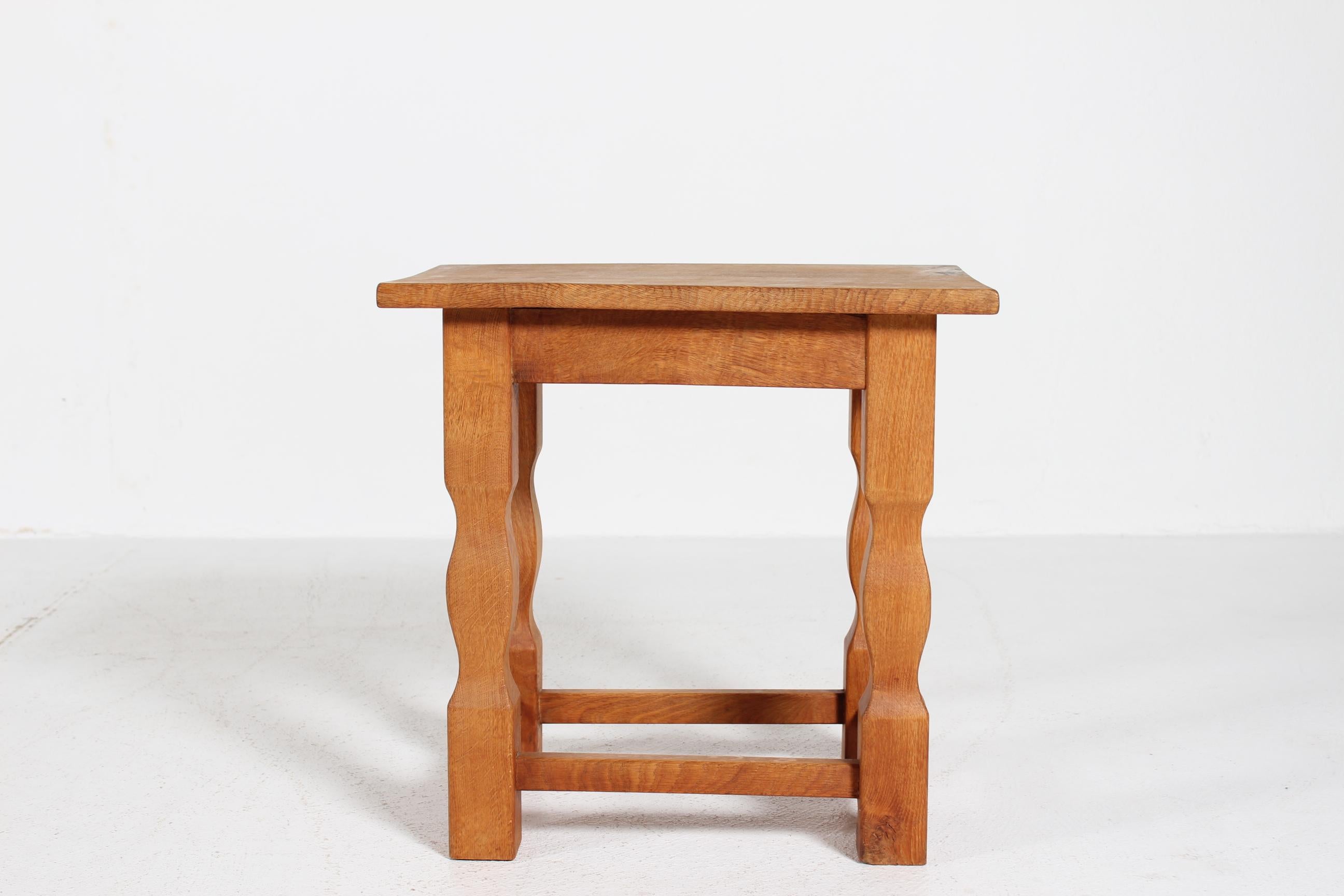 Pequeña mesa auxiliar danesa de roble macizo en estilo Brutalista Henning  Estilo Kjærnulf años 1950 Danés en venta