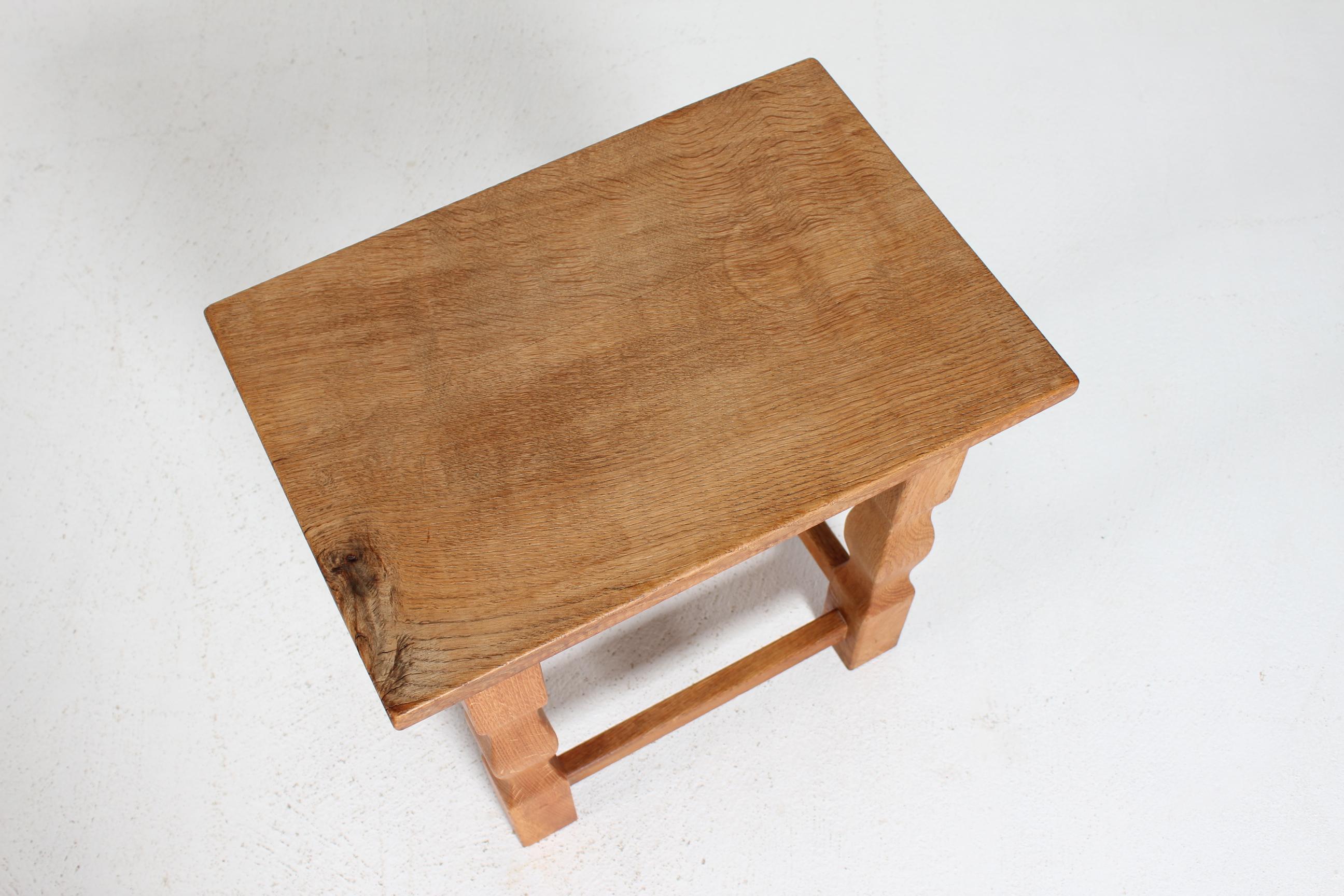Pequeña mesa auxiliar danesa de roble macizo en estilo Brutalista Henning  Estilo Kjærnulf años 1950 Carpintería en venta
