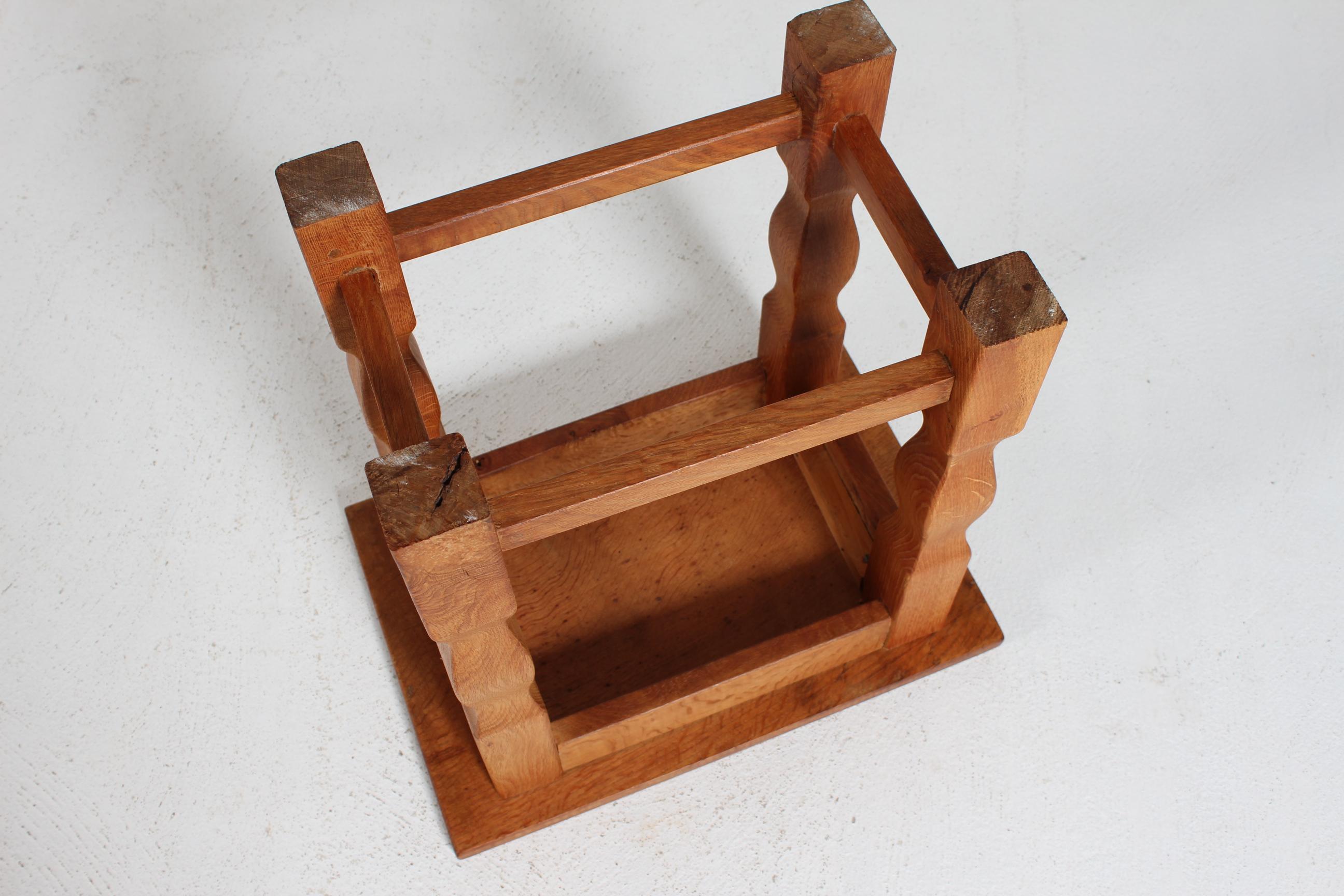 Pequeña mesa auxiliar danesa de roble macizo en estilo Brutalista Henning  Estilo Kjærnulf años 1950 Roble en venta