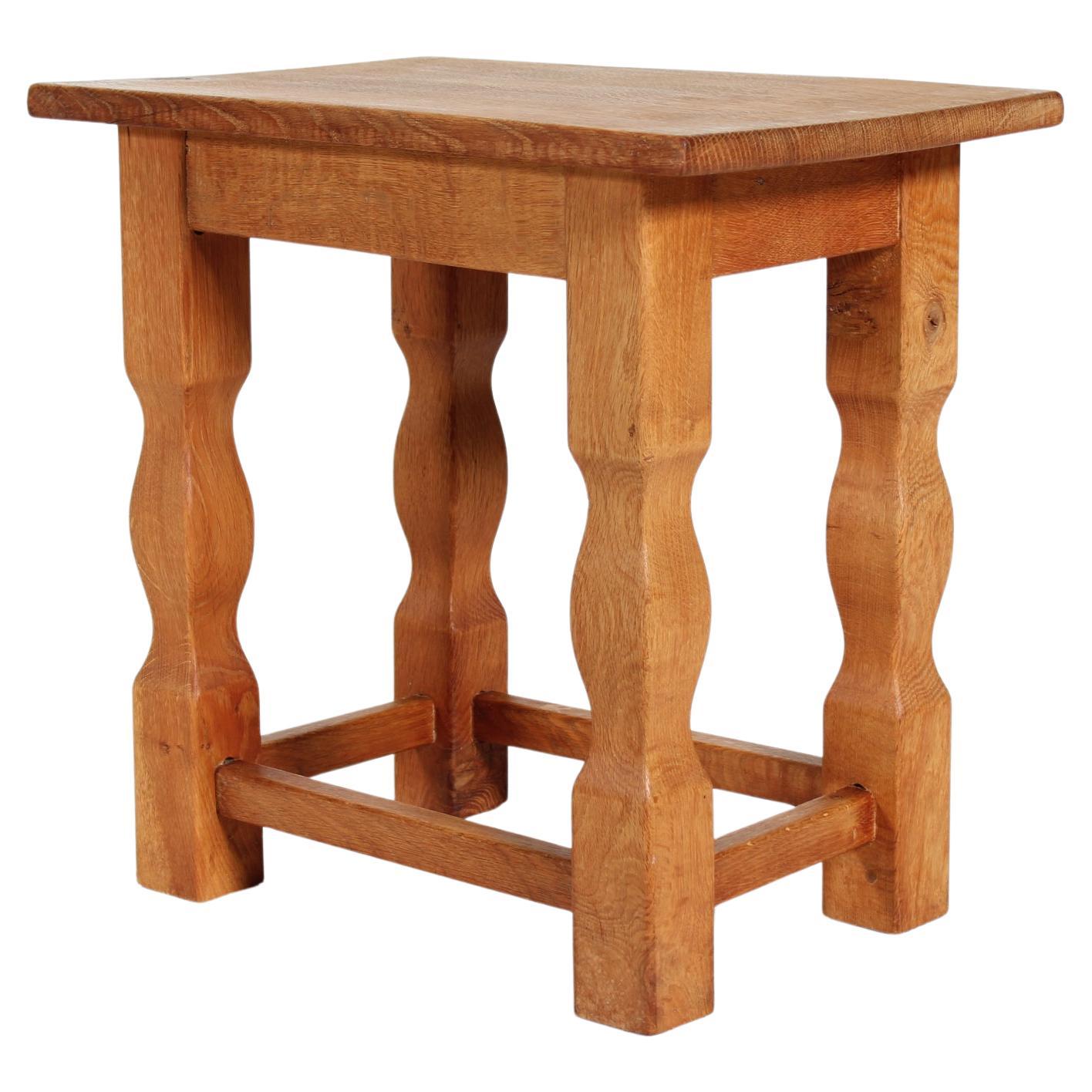 Pequeña mesa auxiliar danesa de roble macizo en estilo Brutalista Henning  Estilo Kjærnulf años 1950