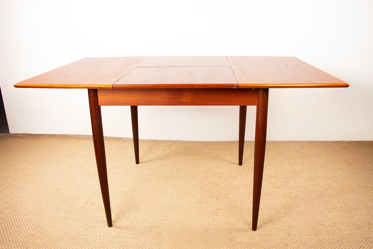 Piccolo tavolo danese quadrato/oblungo allungabile in teak per pranzare o giocare a carte, anni '60. in vendita 3