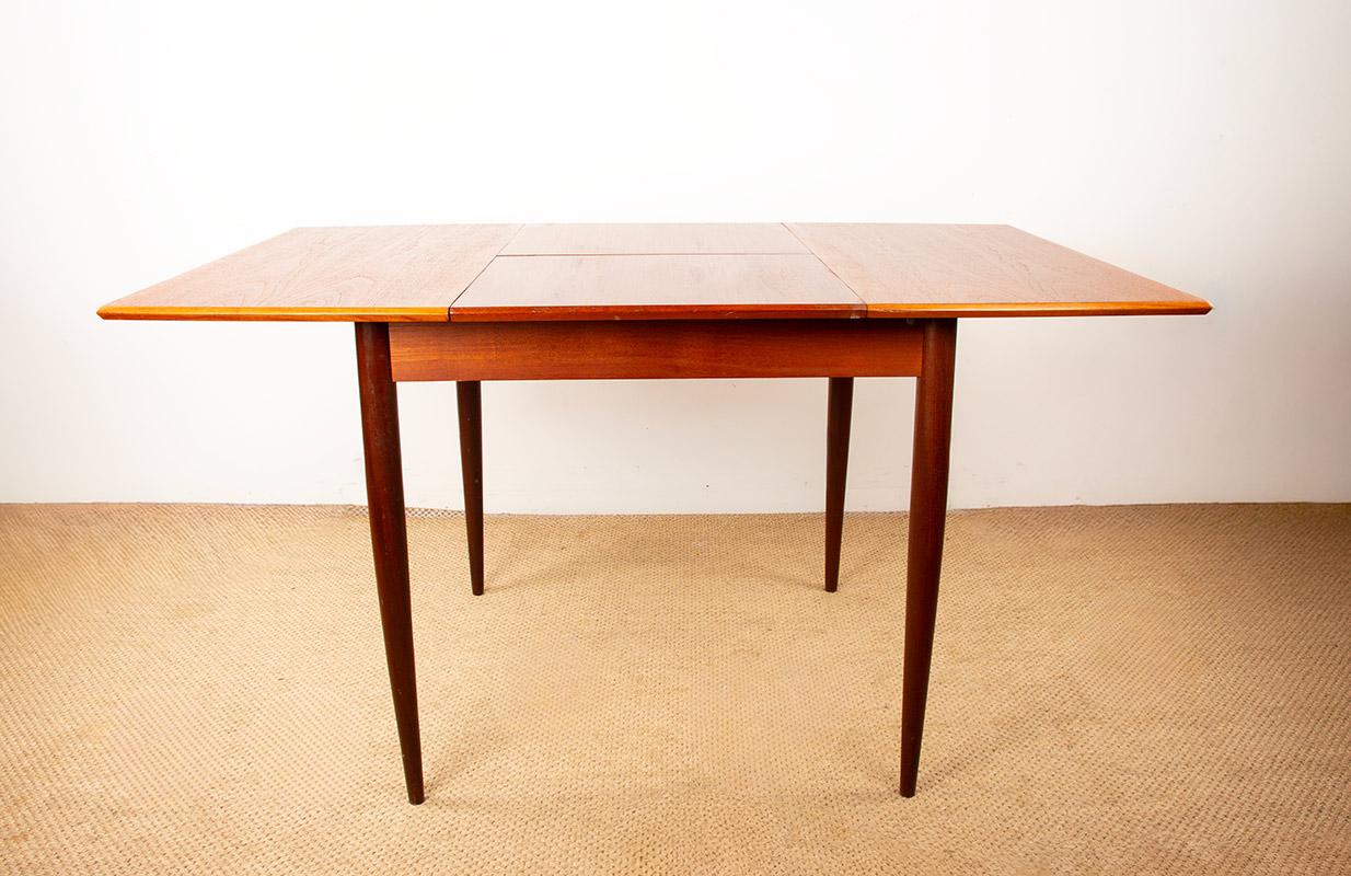 Piccolo tavolo danese quadrato/oblungo allungabile in teak per pranzare o giocare a carte, anni '60. in vendita 8