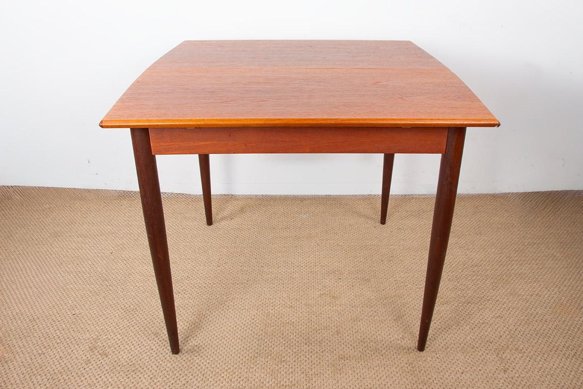 Adorabile tavolino da pranzo scandinavo, ideale per i piccoli spazi. Di forma quadrata, leggermente oblunga, il tavolo si apre su un'estensione a farfalla pieghevole larga 50 cm. Intelligente e funzionale, questo tavolo di ottima fattura può essere