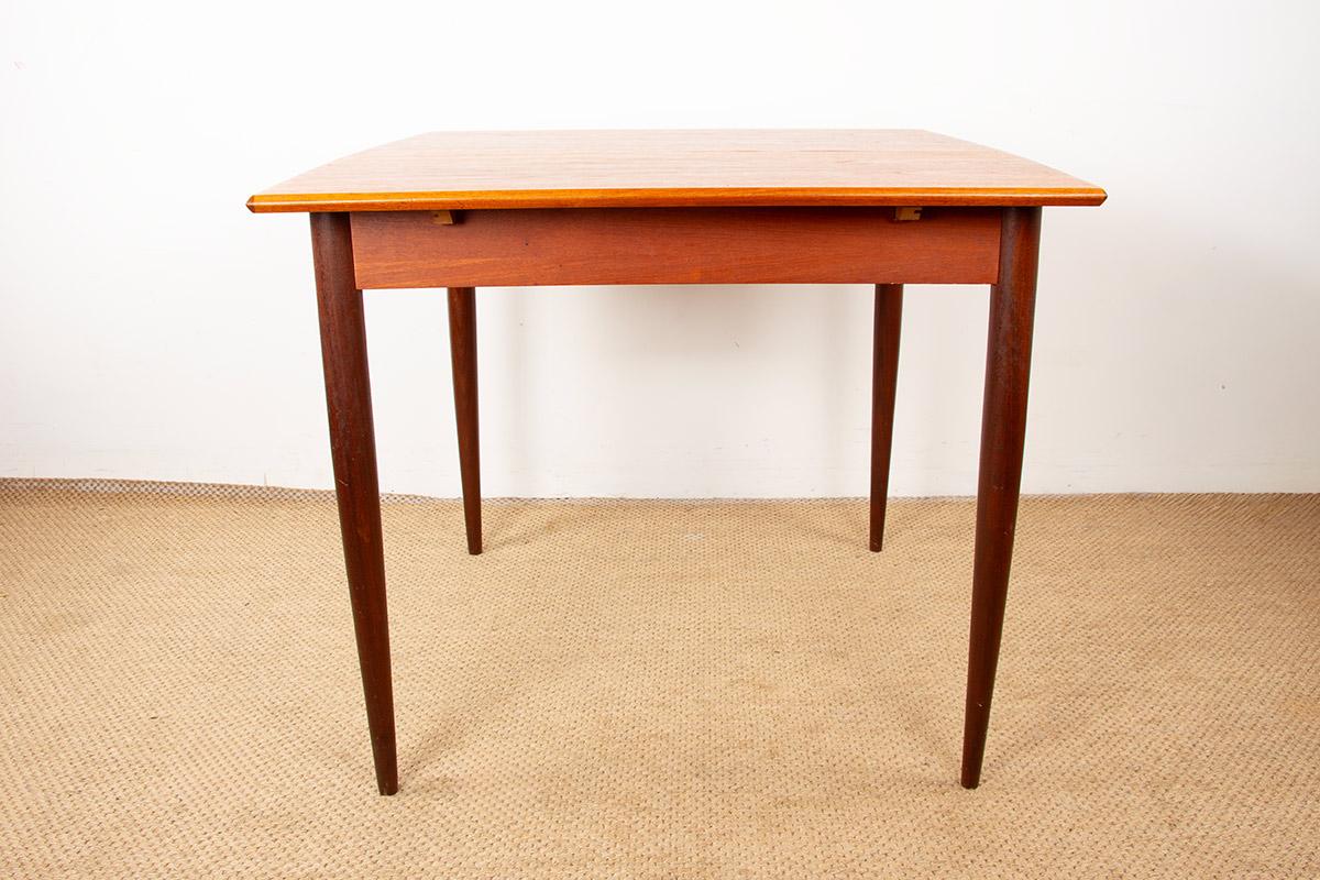 Scandinavo moderno Piccolo tavolo danese quadrato/oblungo allungabile in teak per pranzare o giocare a carte, anni '60. in vendita