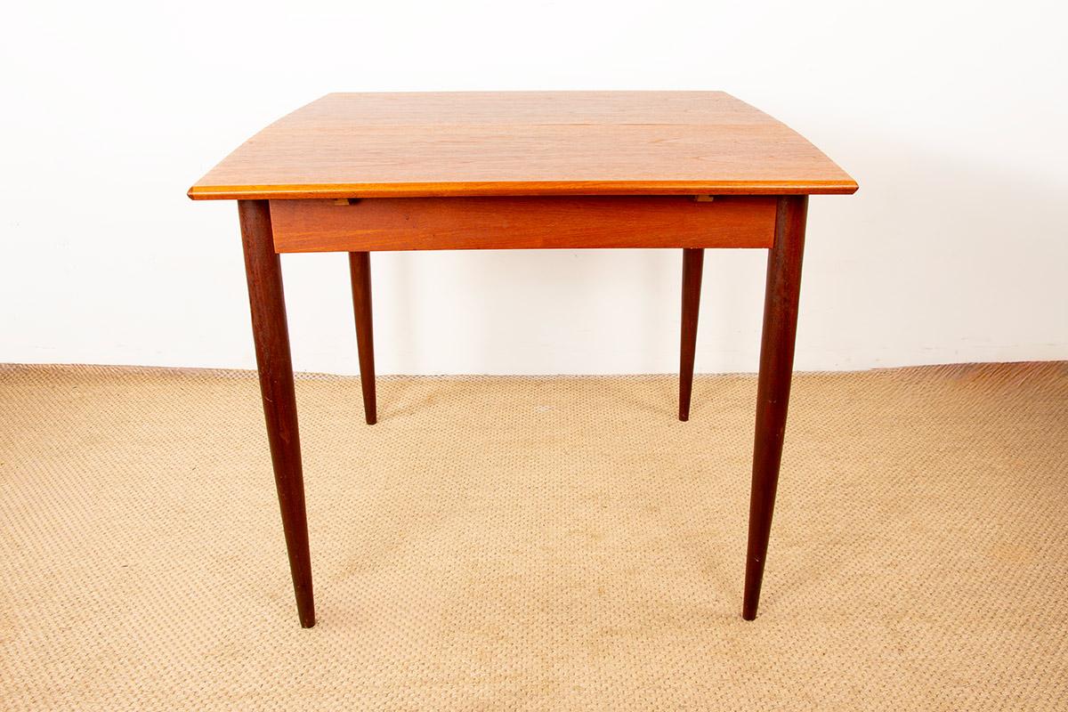 Piccolo tavolo danese quadrato/oblungo allungabile in teak per pranzare o giocare a carte, anni '60. In condizioni buone in vendita a JOINVILLE-LE-PONT, FR