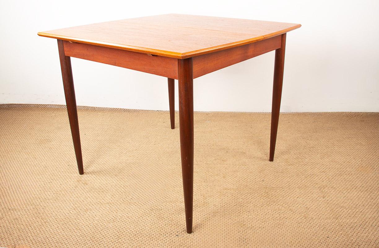 Metà XX secolo Piccolo tavolo danese quadrato/oblungo allungabile in teak per pranzare o giocare a carte, anni '60. in vendita