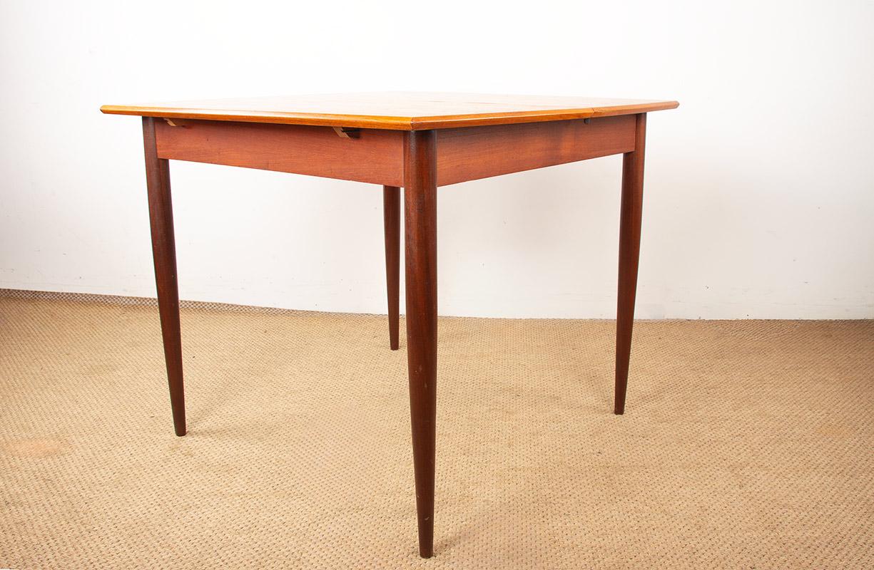 Teak Piccolo tavolo danese quadrato/oblungo allungabile in teak per pranzare o giocare a carte, anni '60. in vendita