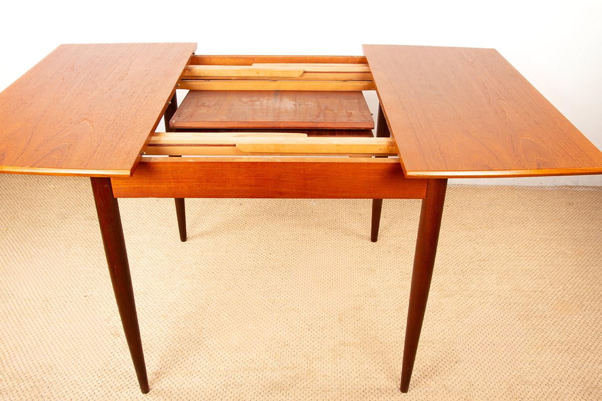 Piccolo tavolo danese quadrato/oblungo allungabile in teak per pranzare o giocare a carte, anni '60. in vendita 1