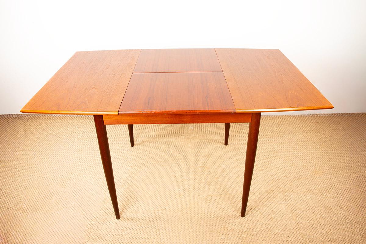 Piccolo tavolo danese quadrato/oblungo allungabile in teak per pranzare o giocare a carte, anni '60. in vendita 2