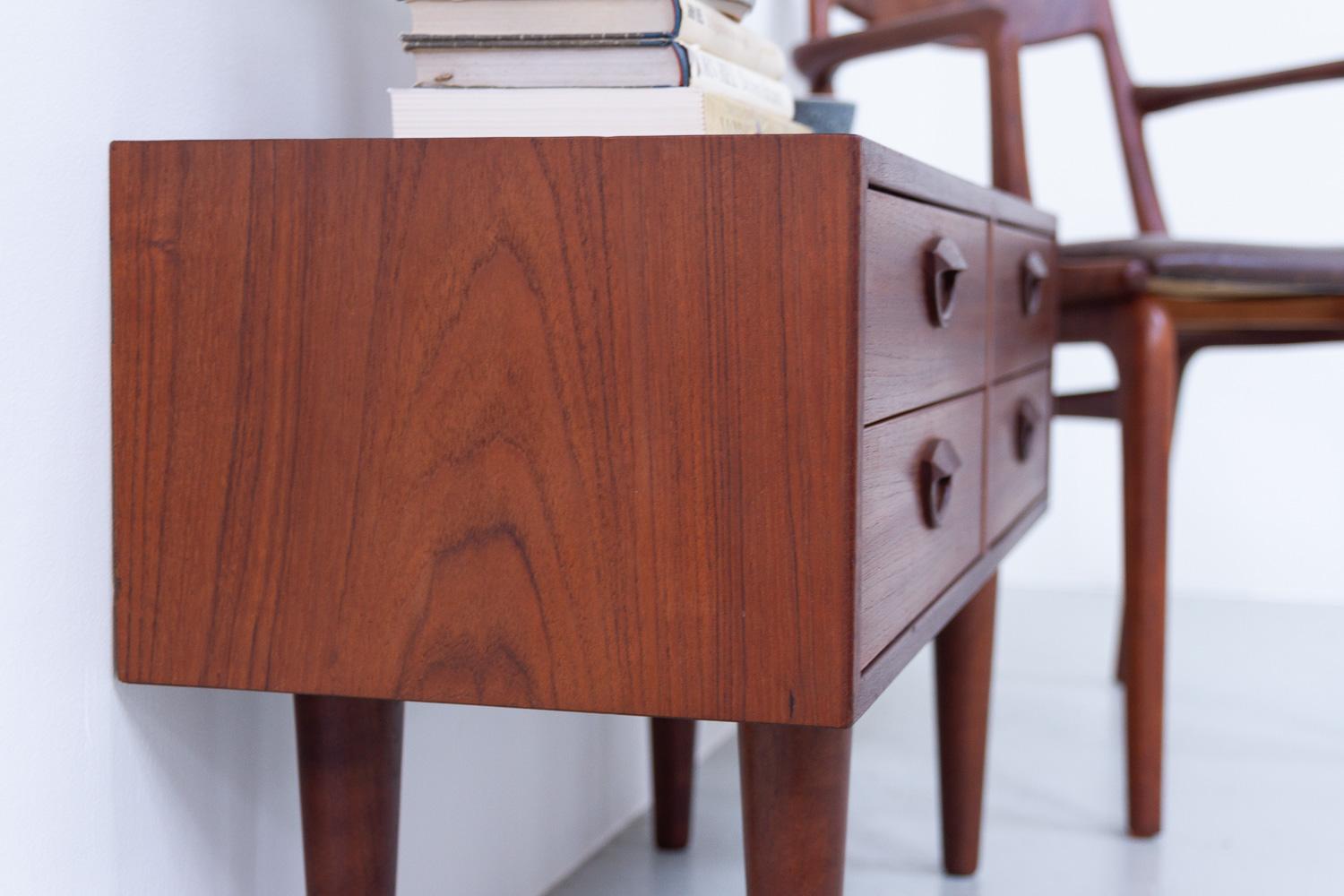 Small Danish Teak Chest of Drawers by Kai Kristiansen for FM, 1960s. For Sale 11