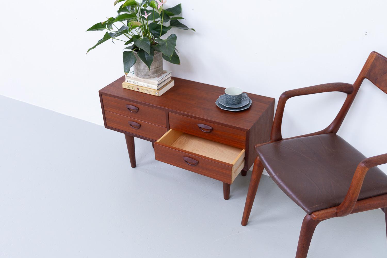 Small Danish Teak Chest of Drawers by Kai Kristiansen for FM, 1960s. For Sale 14
