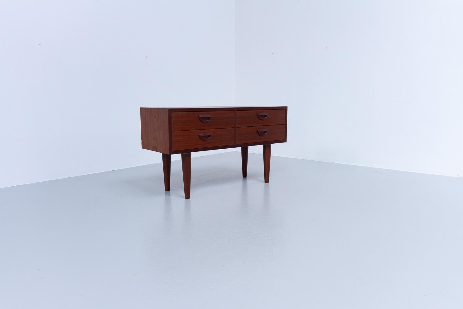 Small Danish Teak Chest of Drawers by Kai Kristiansen for FM, 1960s.
Vintage Danish chest of drawers produced by Feldballes Møbelfabrik Denmark as part of the FM Reol System. Designed by architect Kai Kristiansen. 
This small cabinet features four
