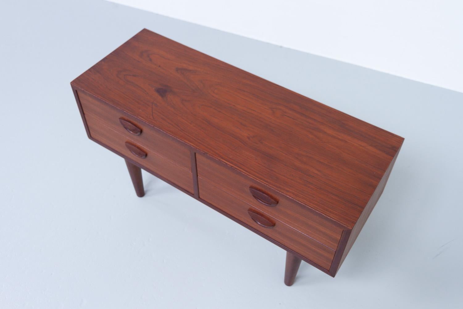 Small Danish Teak Chest of Drawers by Kai Kristiansen for FM, 1960s. In Good Condition For Sale In Asaa, DK