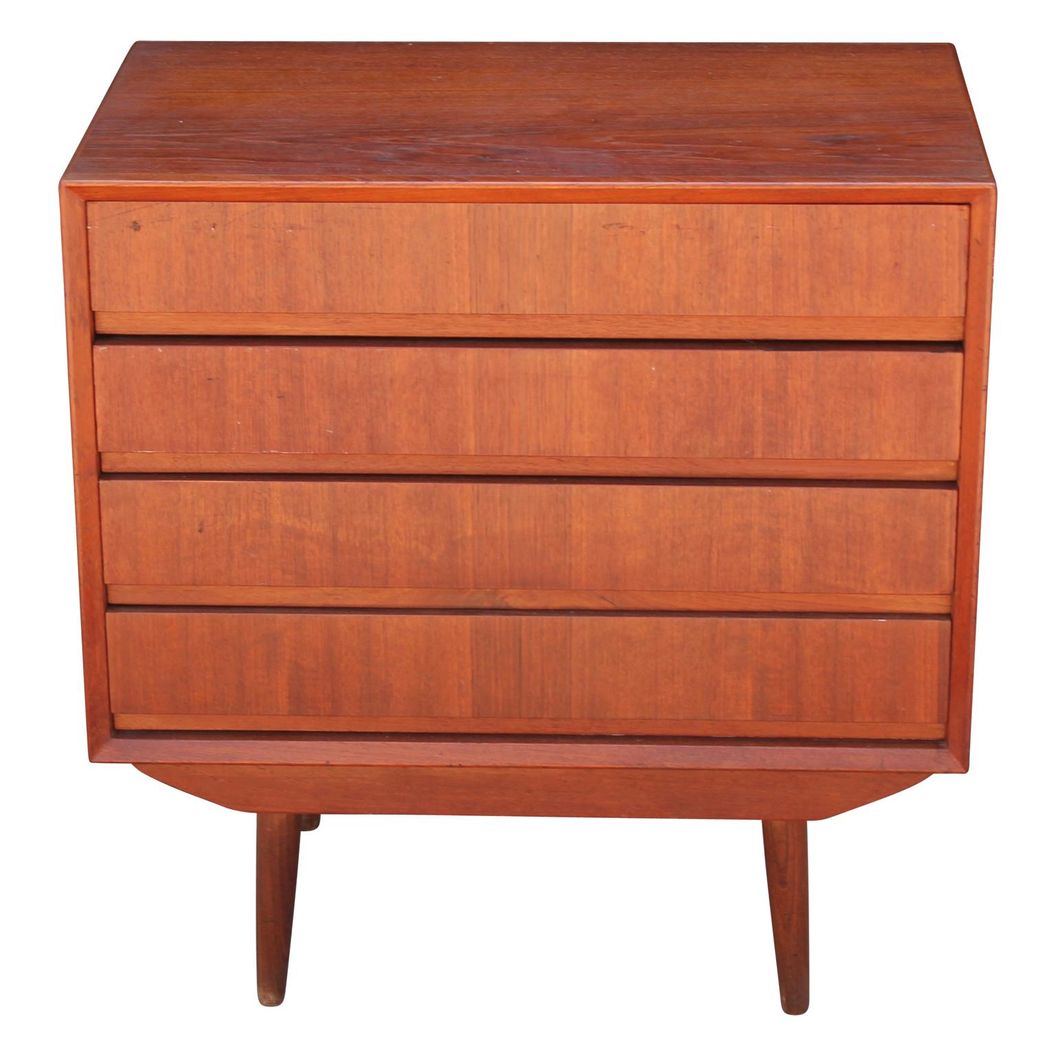 Beautiful Danish chest of drawers or nightstand by Send Madsen. This piece is made from teak and has four drawers on the front above skirted splayed legs. It is in good vintage condition.