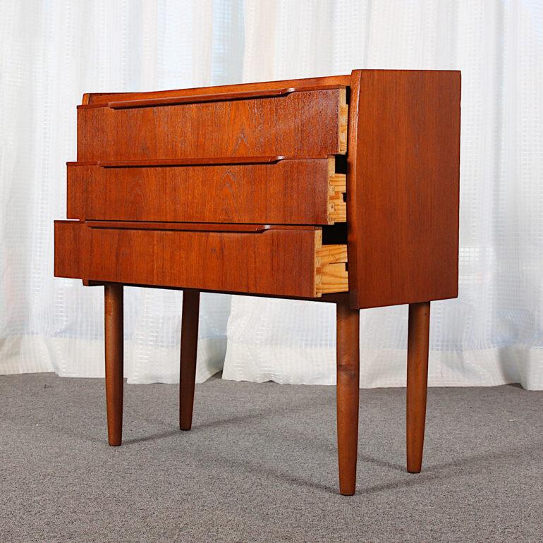 Small Danish Teak Mid Century Three Drawer Chest In Good Condition In Vancouver, British Columbia