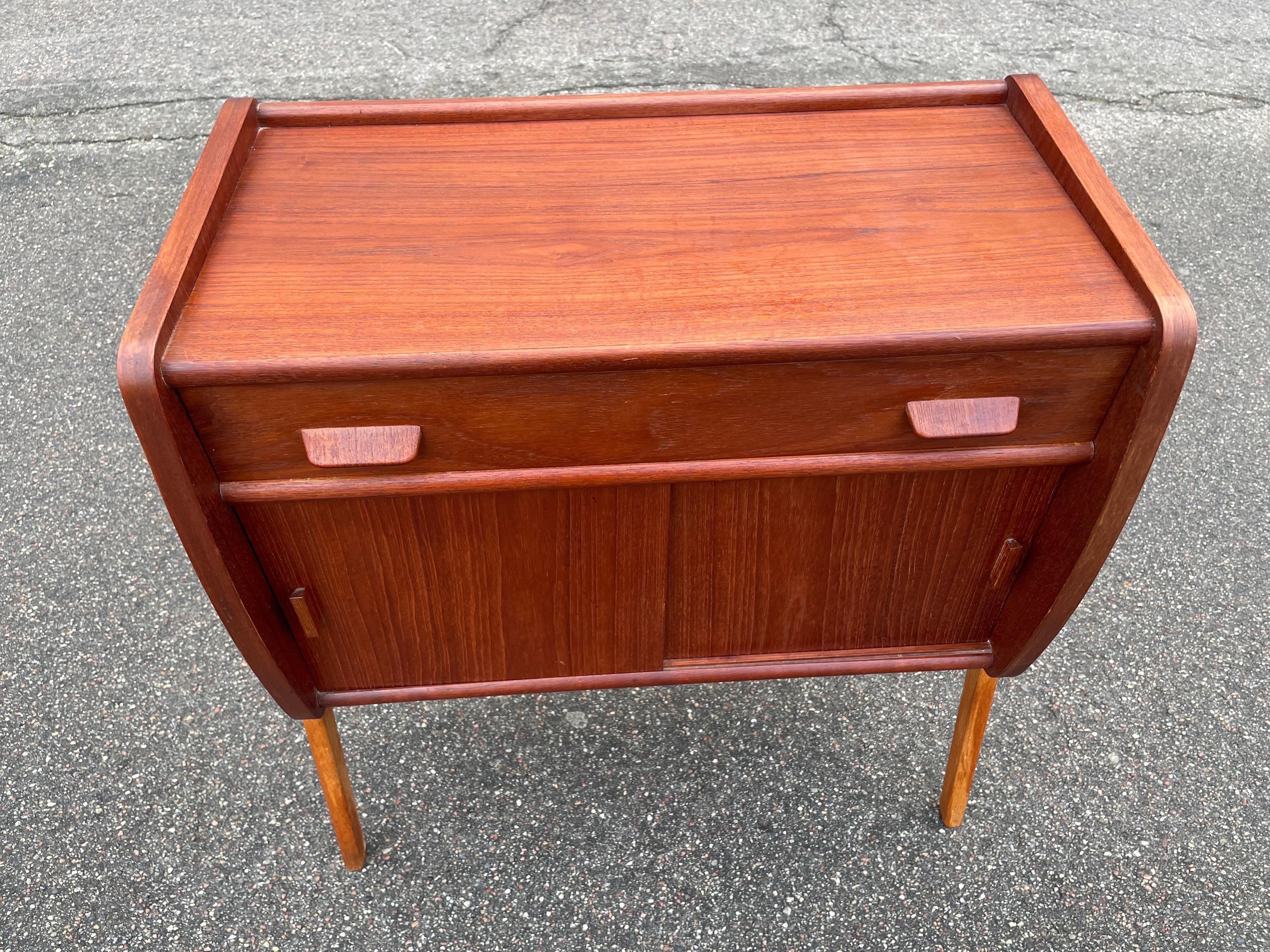 Mid-Century moderno Piccola credenza danese in teak di Poul Volther del 1960 in vendita