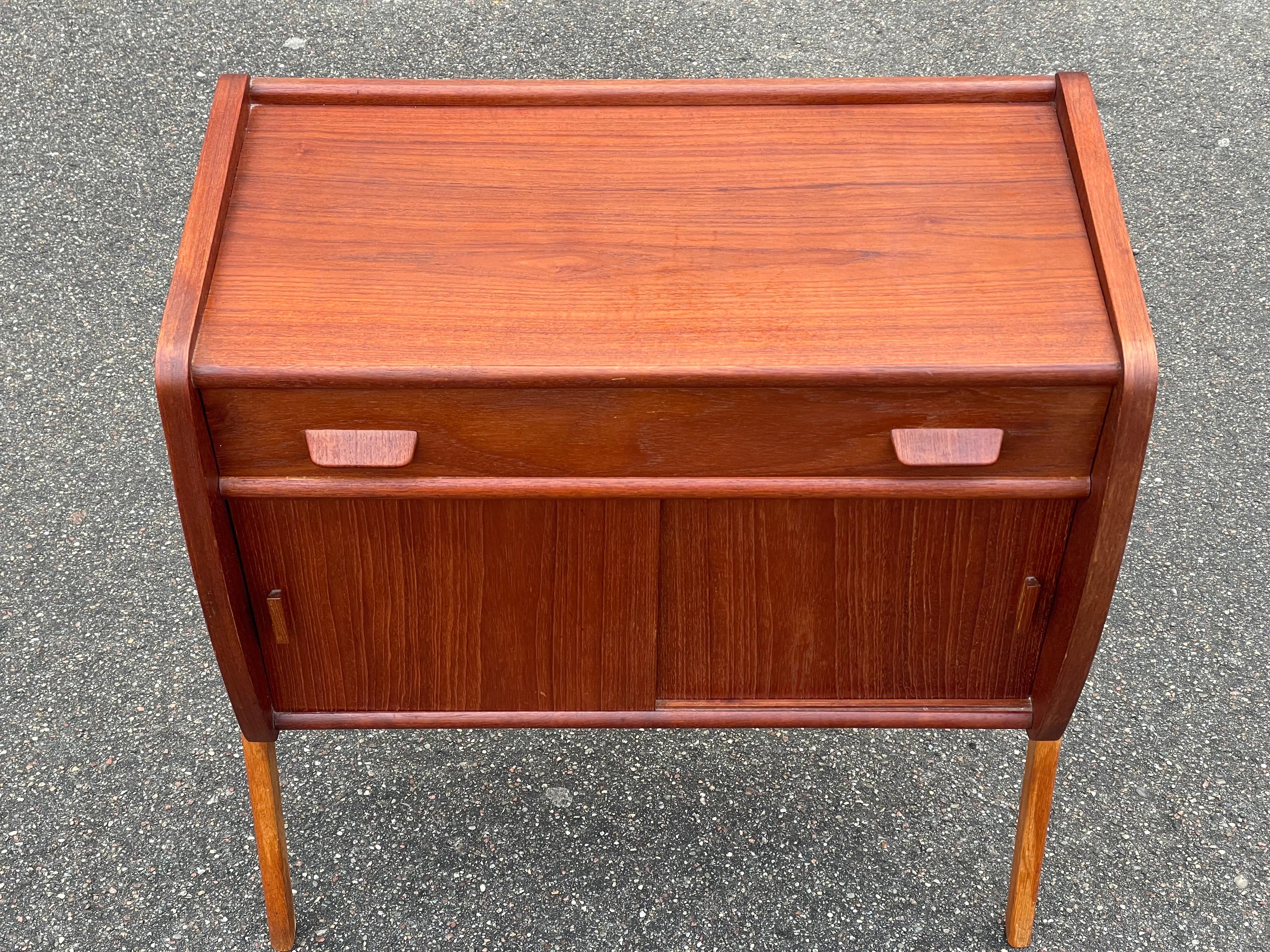 Metà XX secolo Piccola credenza danese in teak di Poul Volther del 1960 in vendita