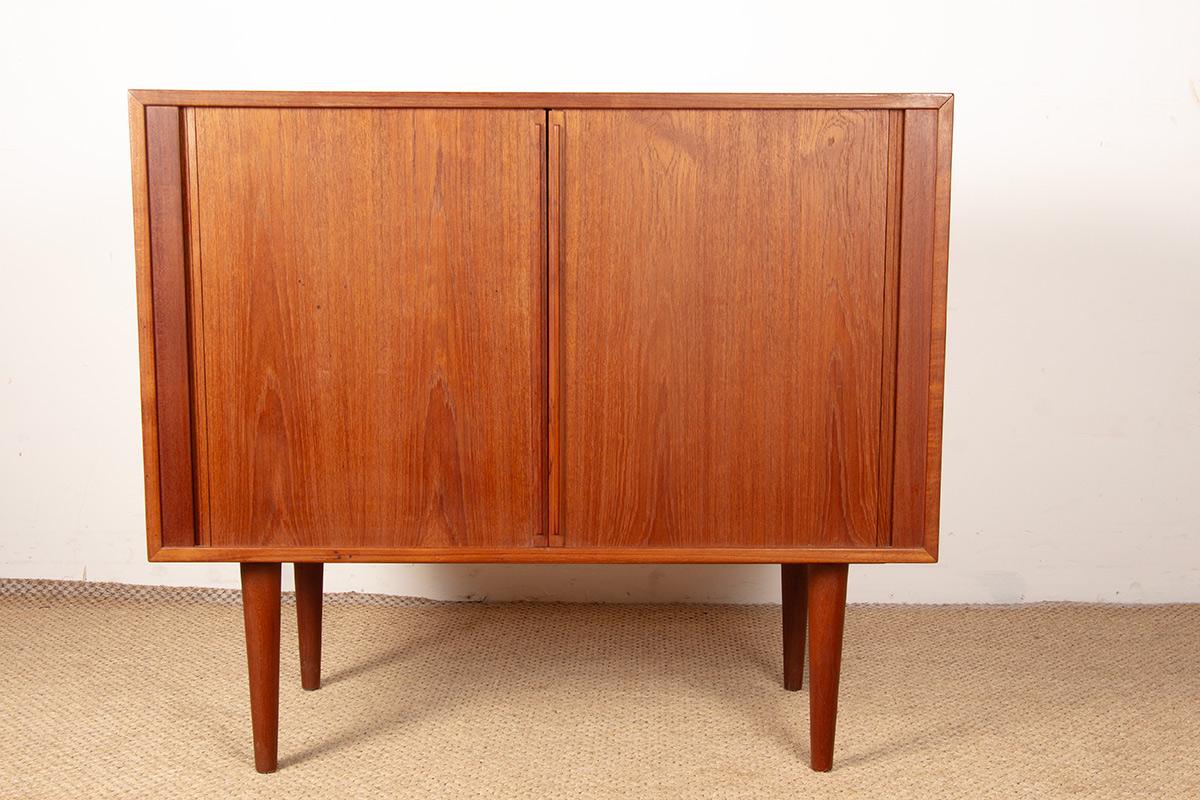 Small Danish teak sideboard model 42 by Kai Kristiansen, Feldballes Mobelfabrik. In Excellent Condition For Sale In JOINVILLE-LE-PONT, FR