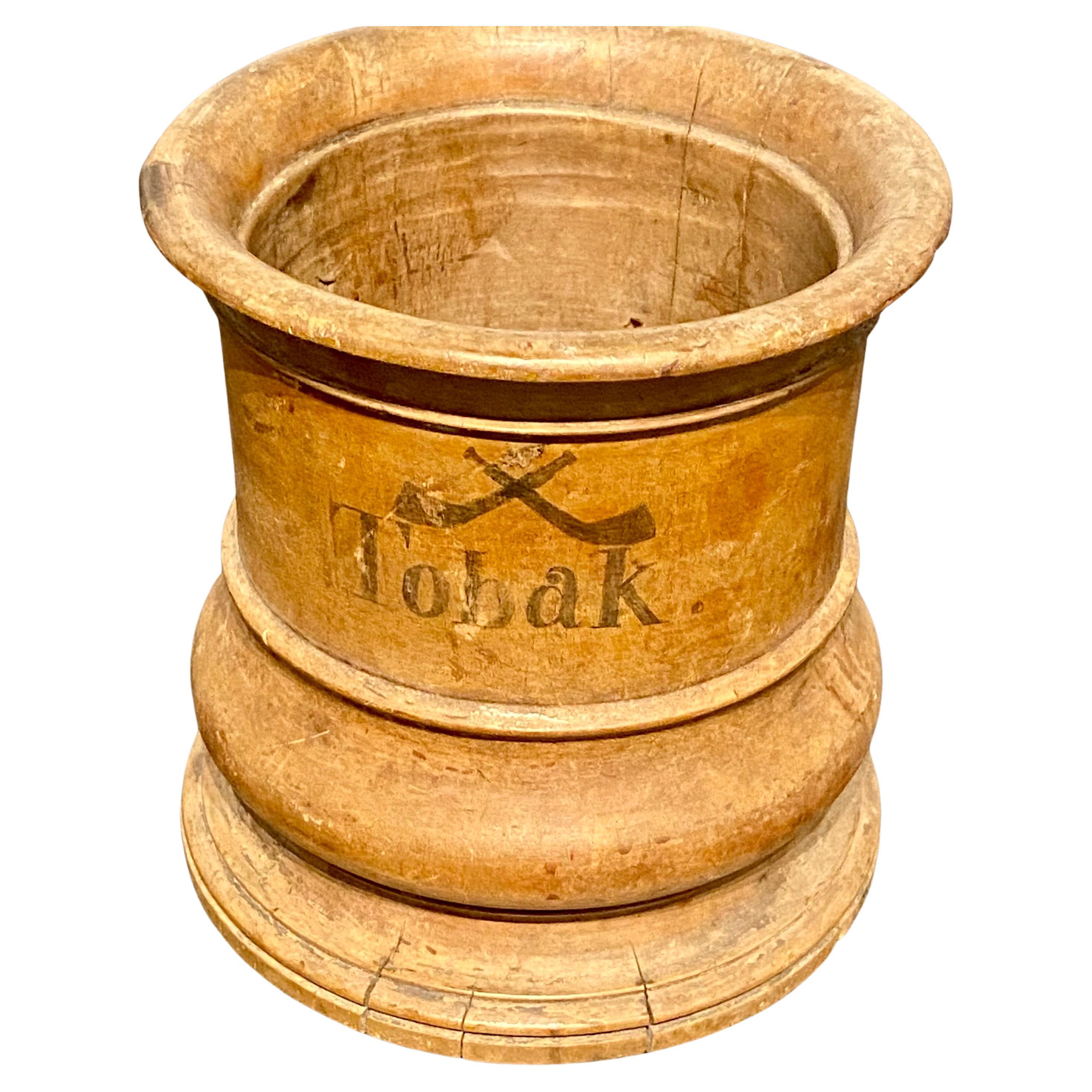 Piccolo vaso da tabacco danese in legno, 1800-1825 circa In condizioni buone in vendita a Haddonfield, NJ