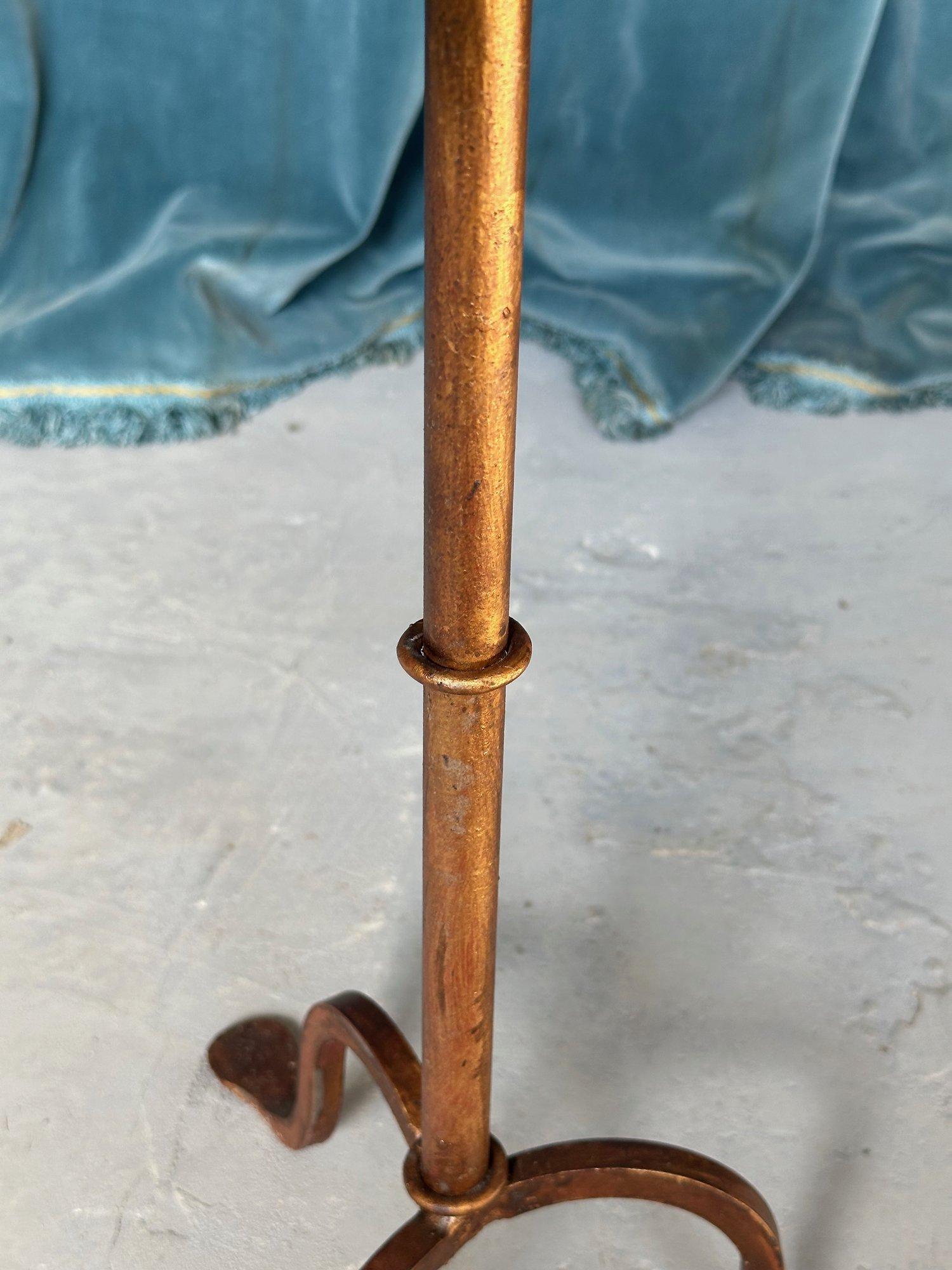Petite table à boissons en métal doré foncé avec pieds incurvés en vente 3
