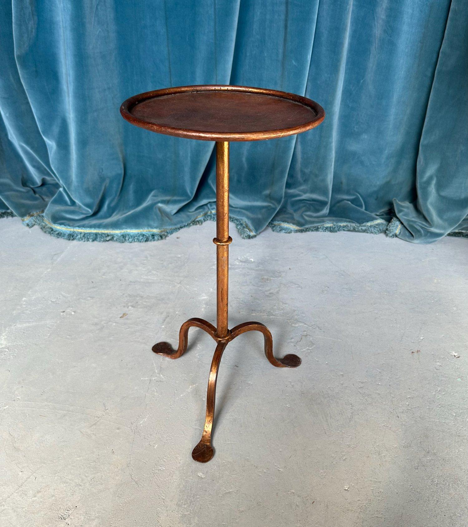 Cette petite table d'appoint en fer et métal d'Espagne a été récemment fabriquée par des artisans qualifiés utilisant des techniques traditionnelles de travail du fer. Inspiré d'un design vintage des années 1950, il présente une base tripode robuste