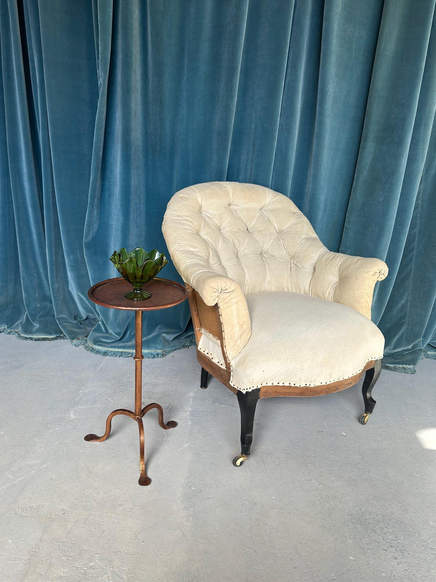 Mid-Century Modern Petite table à boissons en métal doré foncé avec pieds incurvés en vente