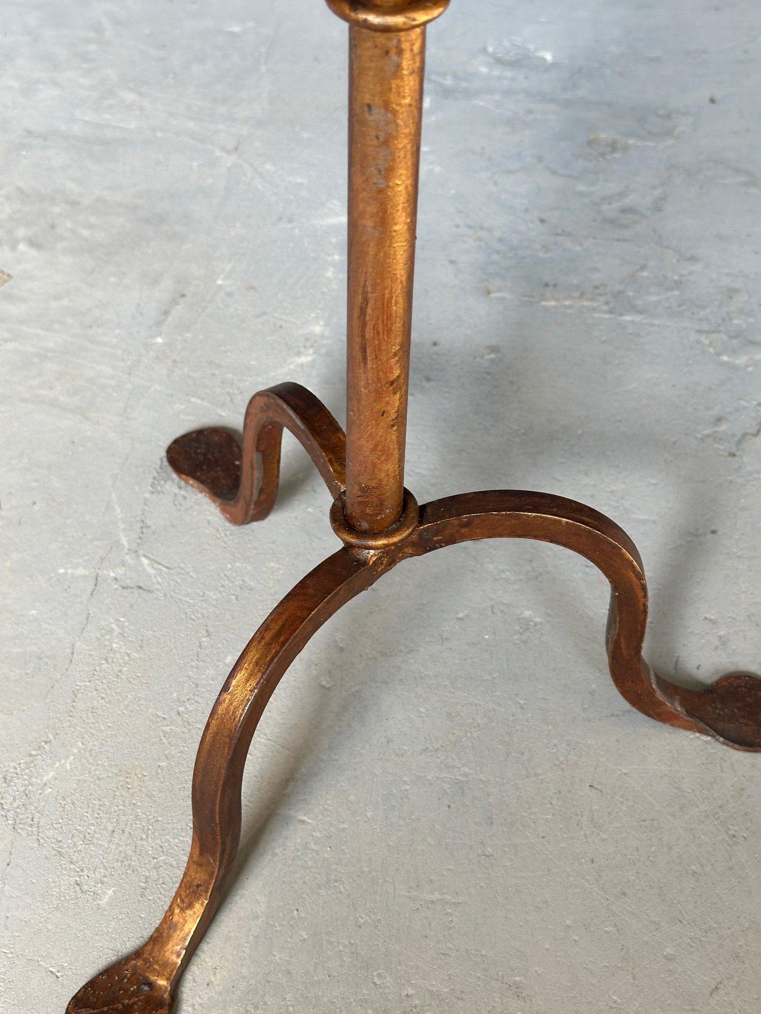 Effet bronze Petite table à boissons en métal doré foncé avec pieds incurvés en vente
