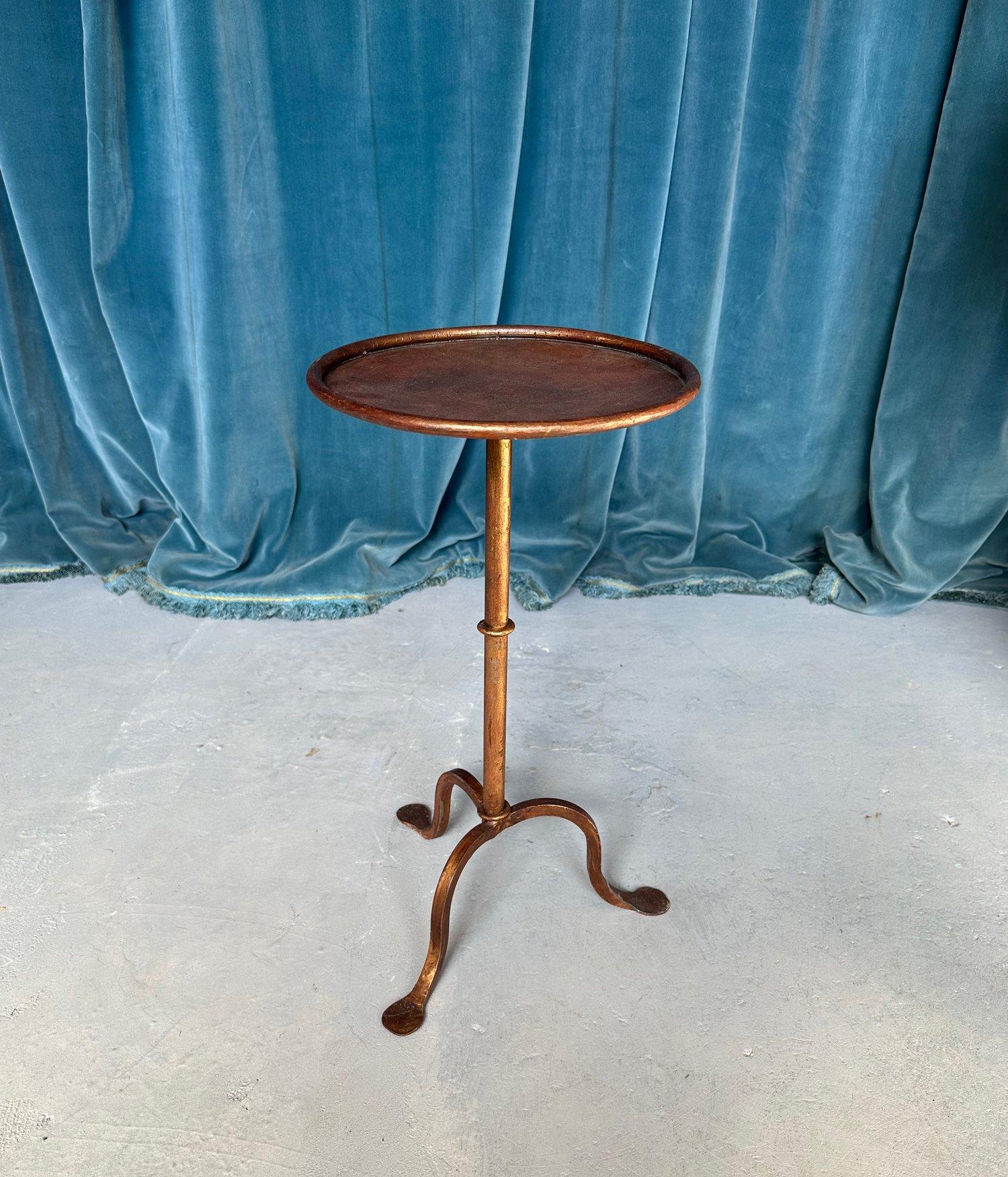 Petite table à boissons en métal doré foncé avec pieds incurvés Bon état - En vente à Buchanan, NY