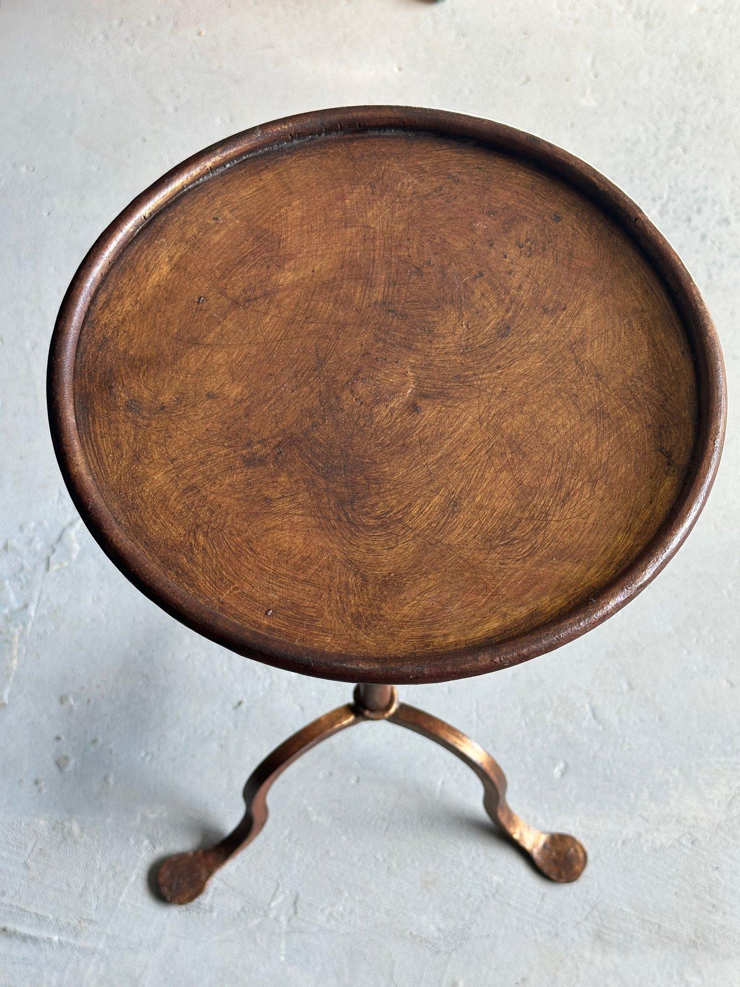 Petite table à boissons en métal doré foncé avec pieds incurvés en vente 1