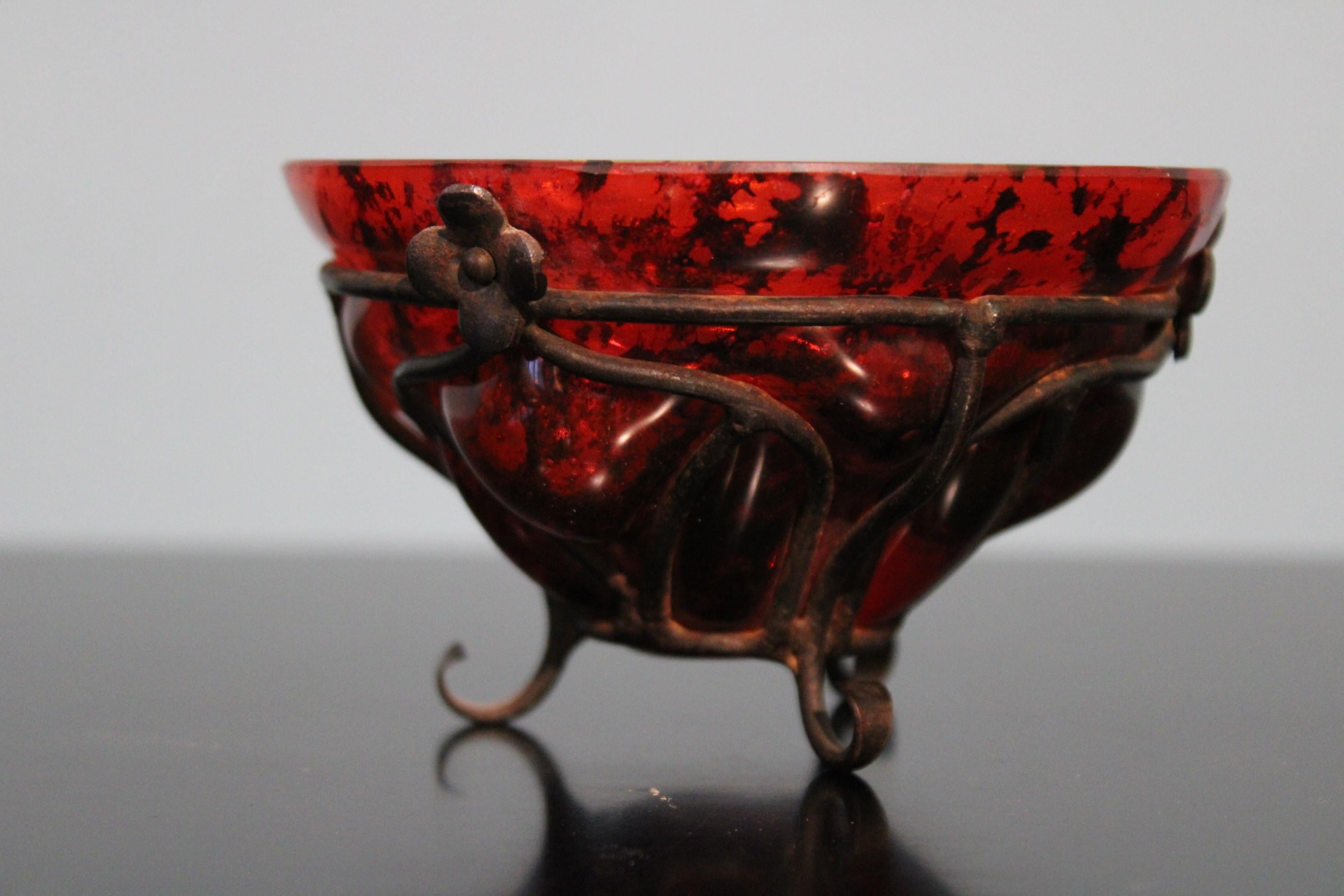 Petit vase de Daum Nancy et Louis Majorelle.
Vase en verre soufflé dans un cadre métallique. Couleur rouge. 
Circa 1920, période Art nouveau.
 