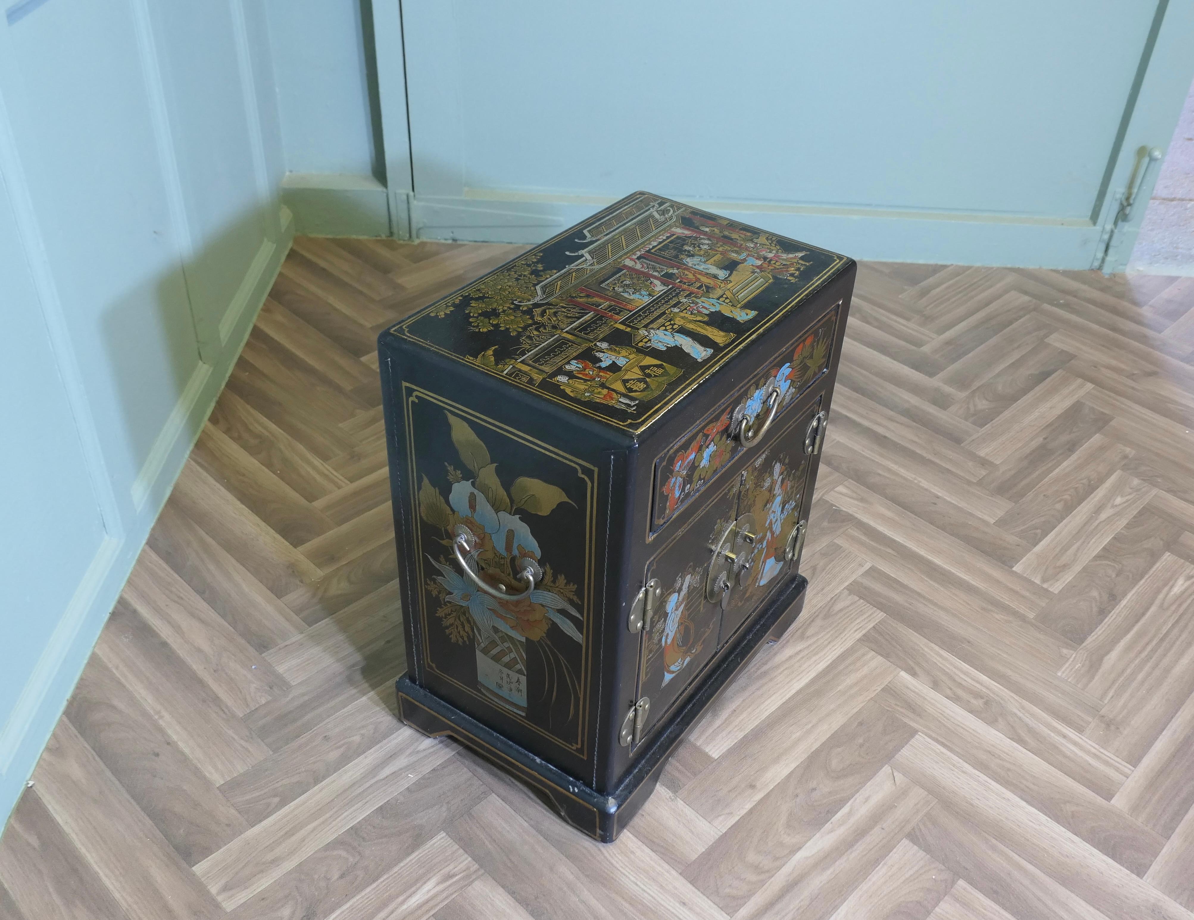 Cineserie Piccola credenza decorata a cineserie  L'armadio è in lacca nera in vendita
