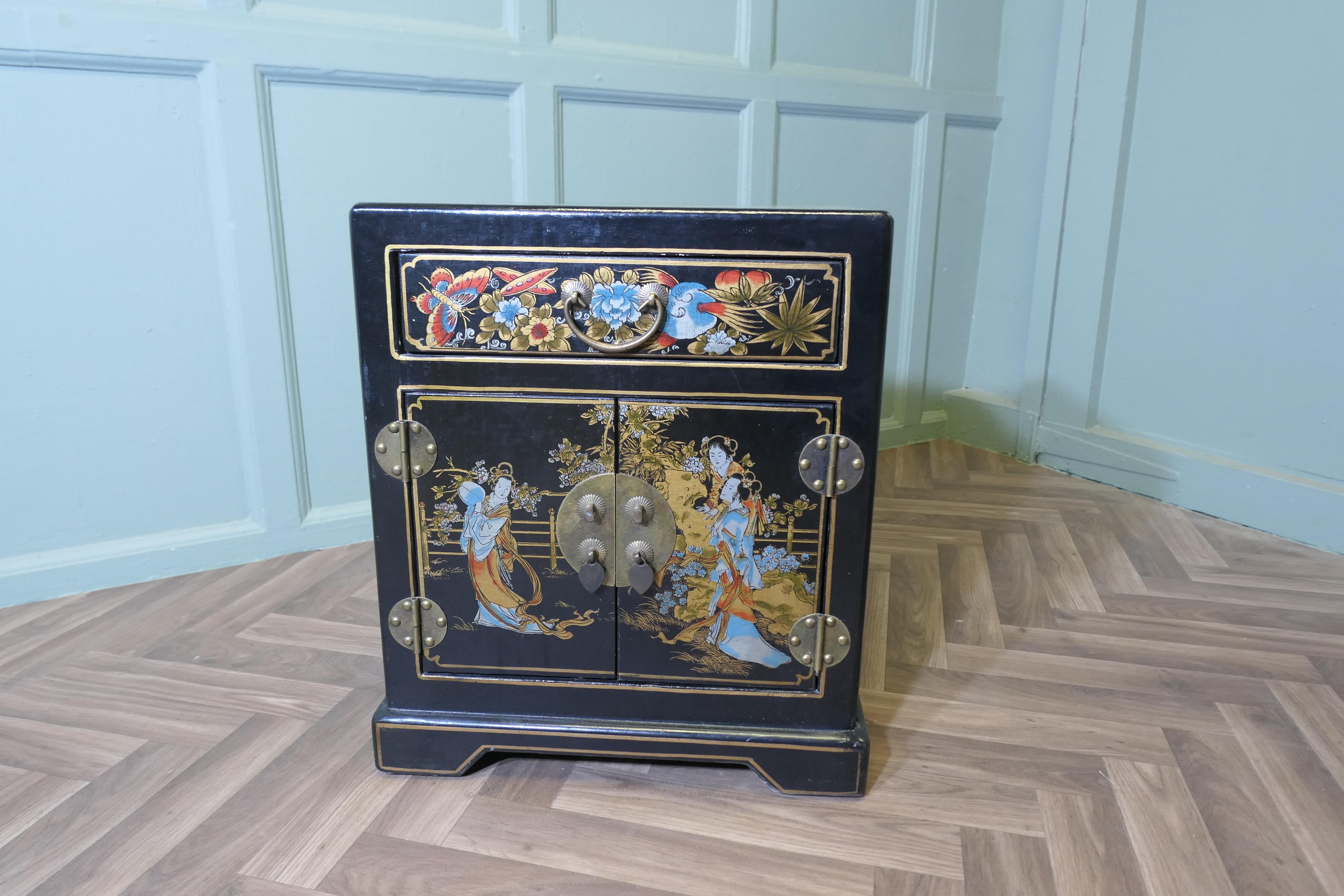 Piccola credenza decorata a cineserie  L'armadio è in lacca nera In condizioni buone in vendita a Godshill, Isle of Wight