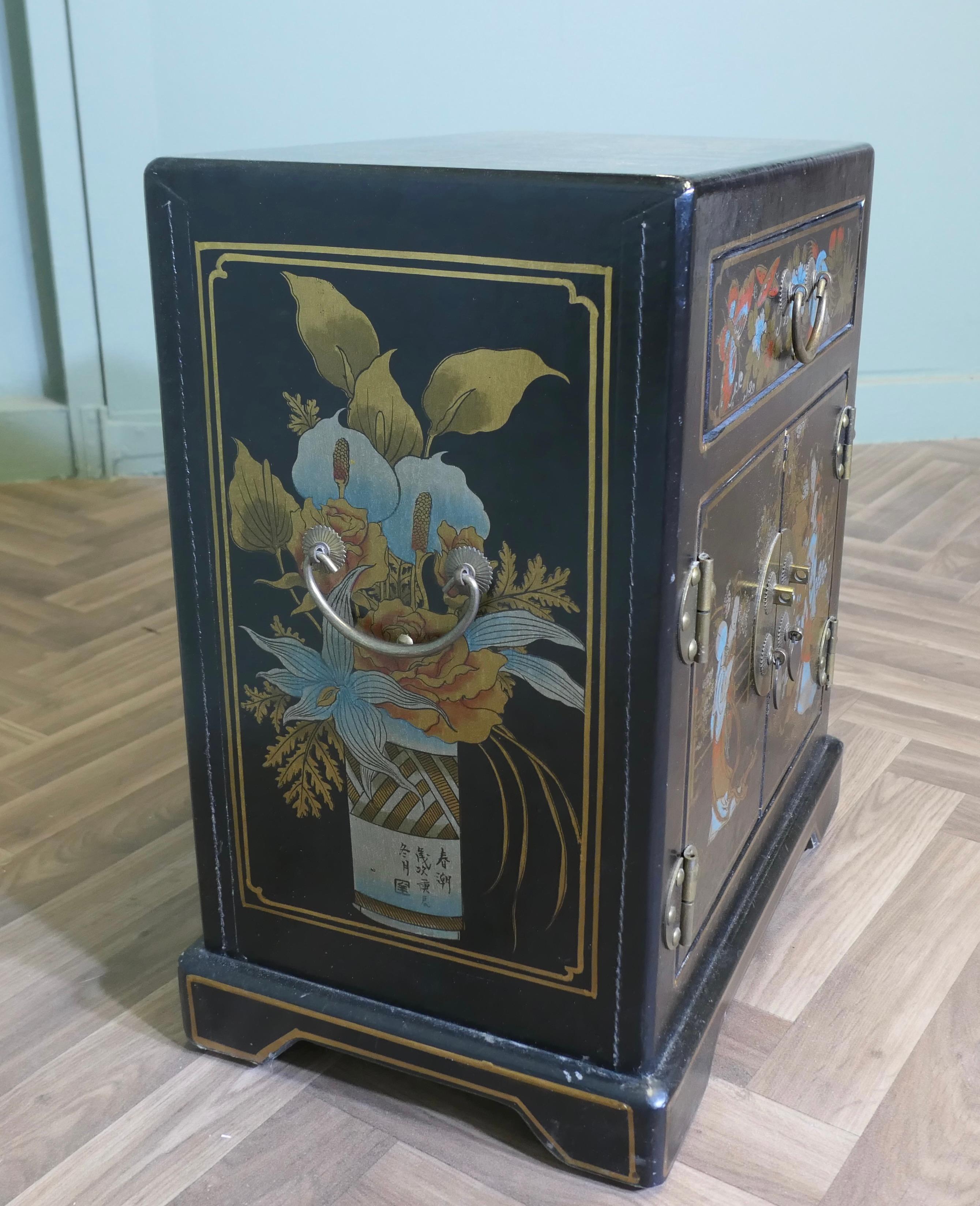 Metà XX secolo Piccola credenza decorata a cineserie  L'armadio è in lacca nera in vendita