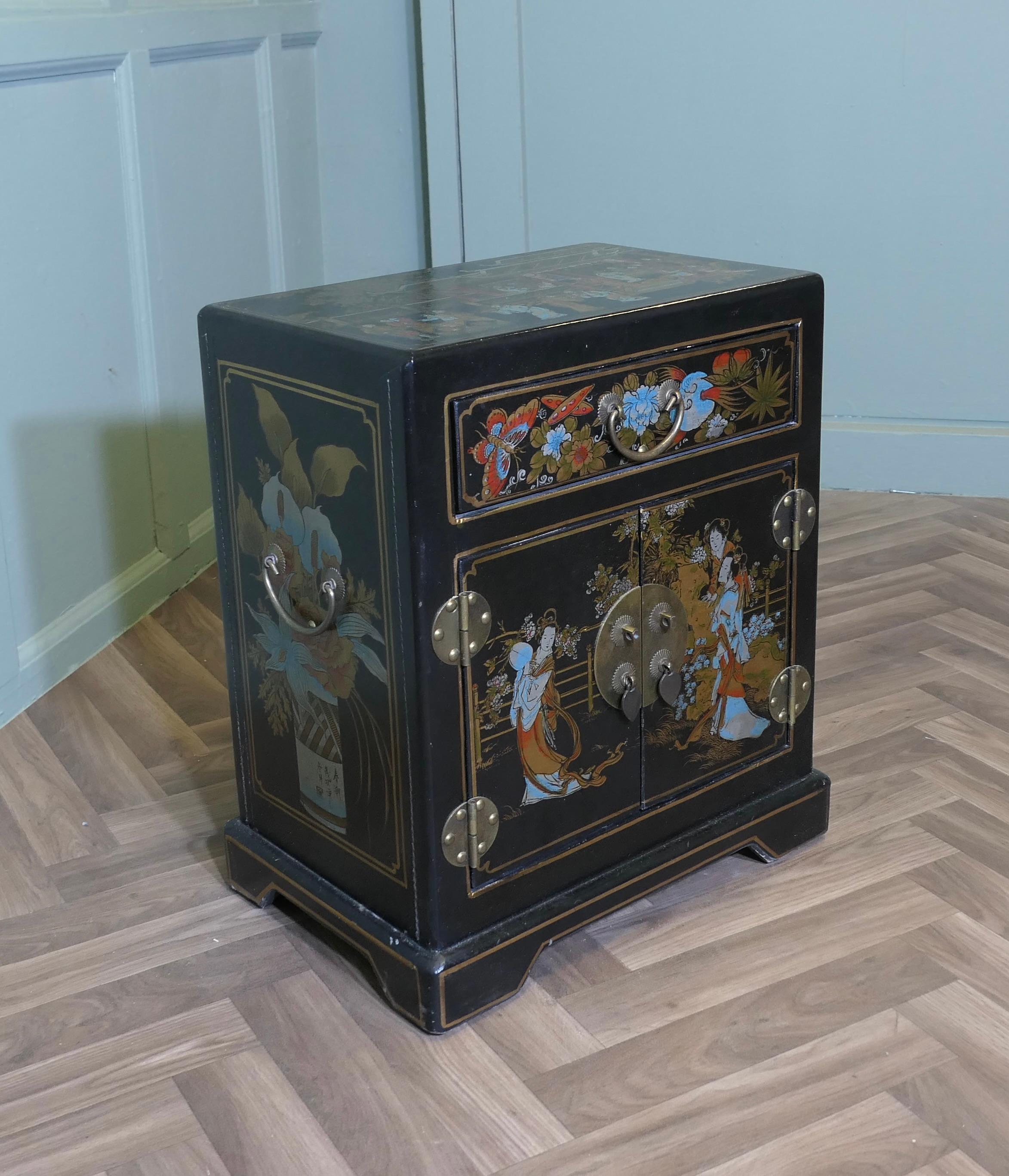 Lacca Piccola credenza decorata a cineserie  L'armadio è in lacca nera in vendita