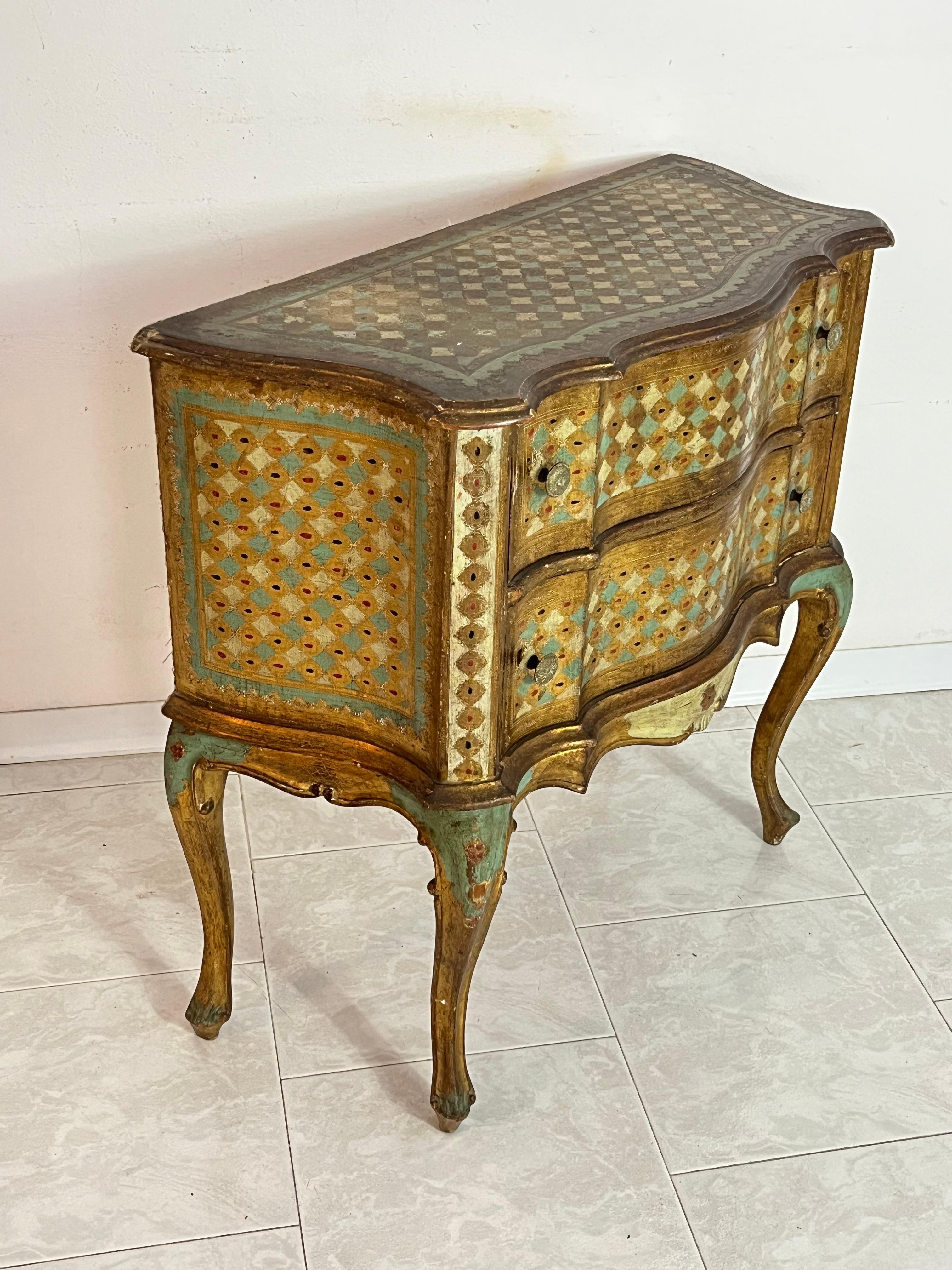 Small decorated Venetian chest of drawers, 1940s
Two drawers, intact and in good condition.
Finely decorated.
Found in an apartment near the Rialto Bridge in Venice.
Minor signs of aging.